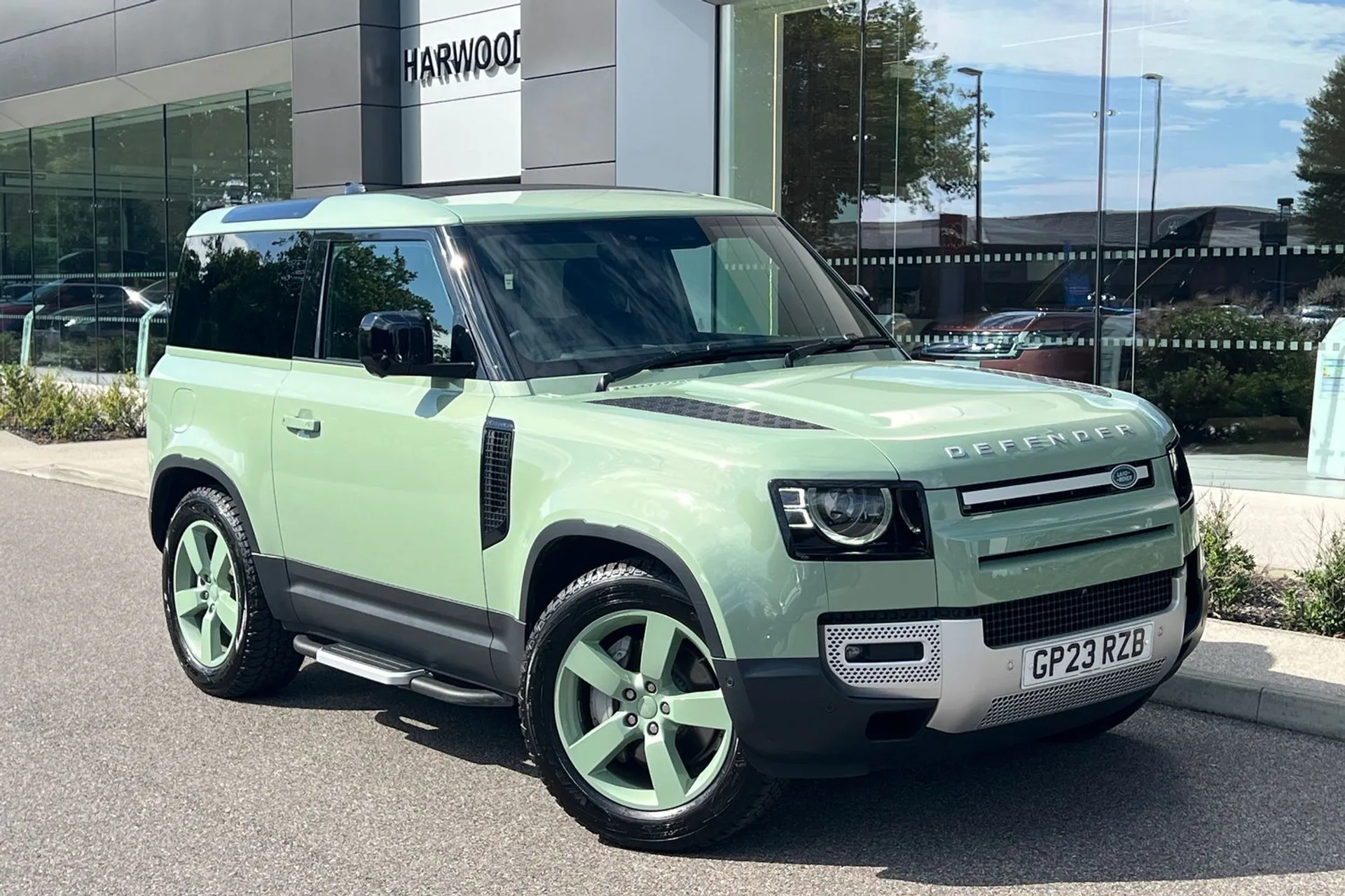 LAND ROVER DEFENDER focused image