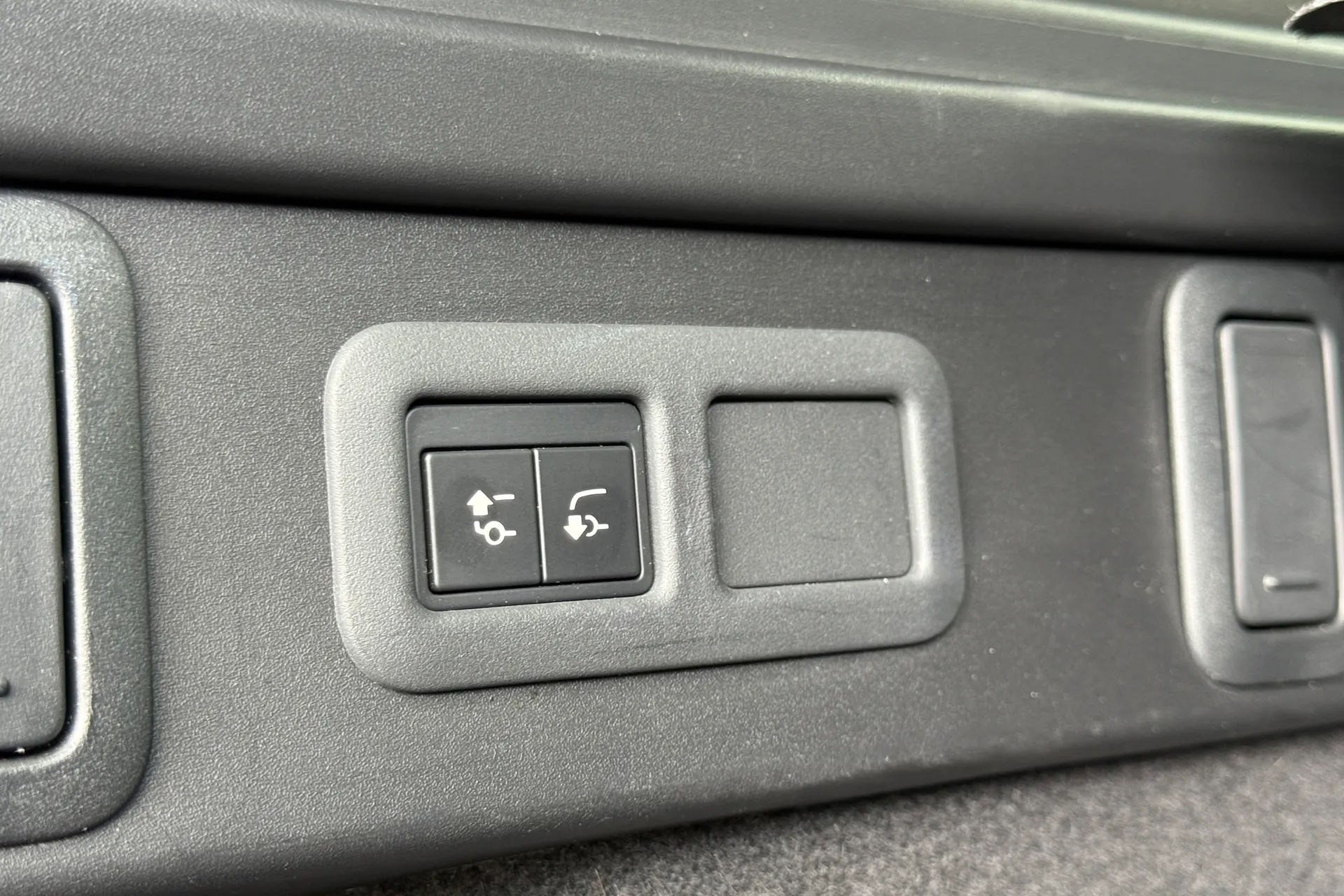 LAND ROVER RANGE ROVER VELAR thumbnail image number 38