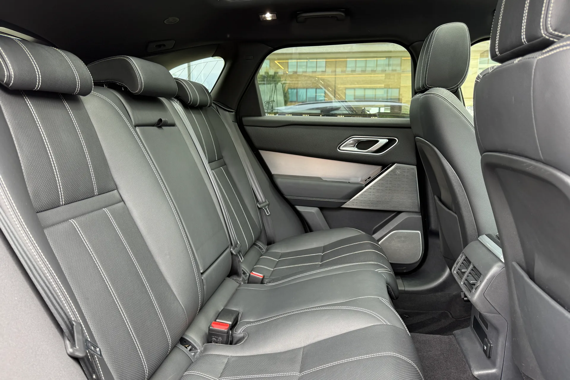 LAND ROVER RANGE ROVER VELAR thumbnail image number 41