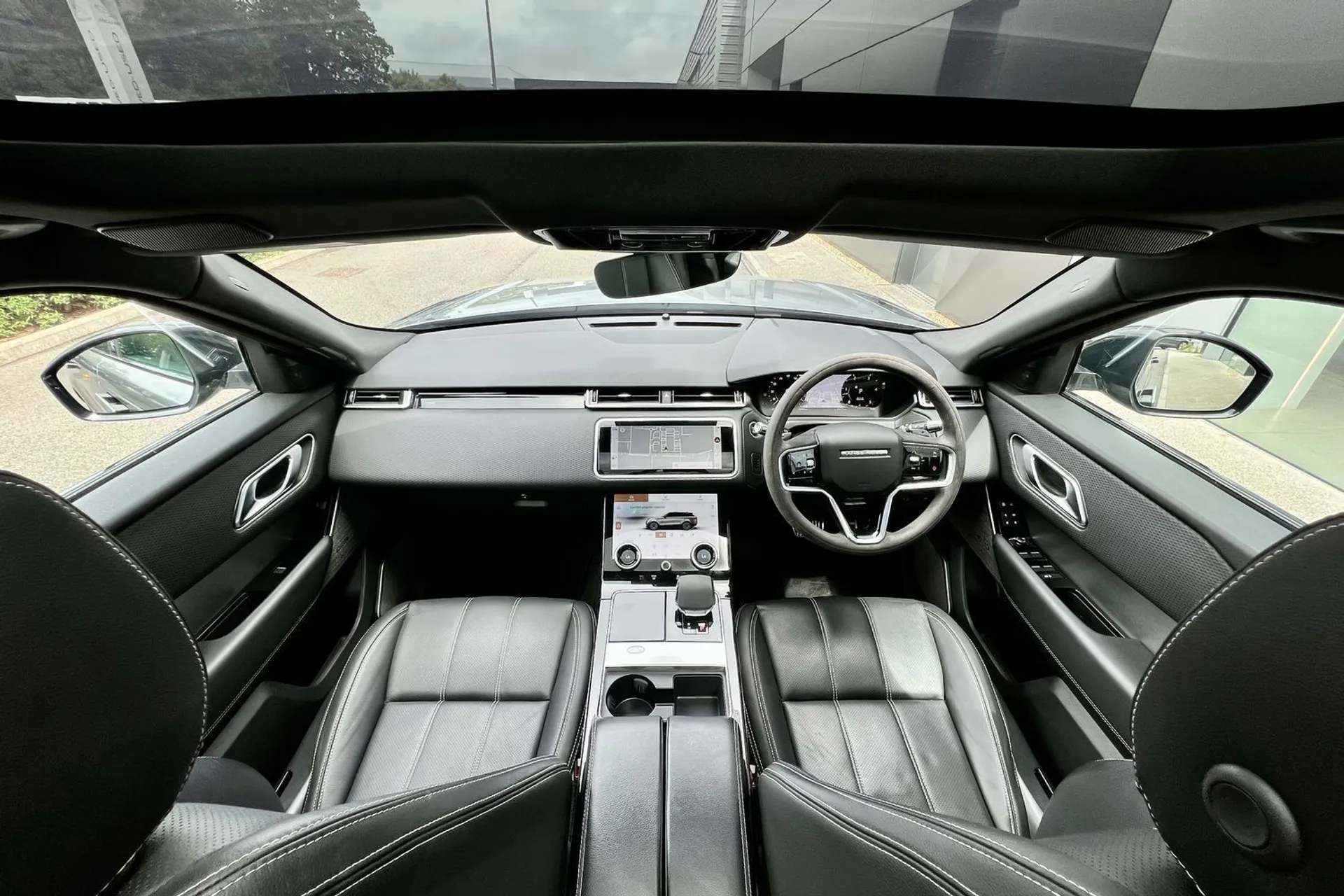 LAND ROVER RANGE ROVER VELAR thumbnail image number 3