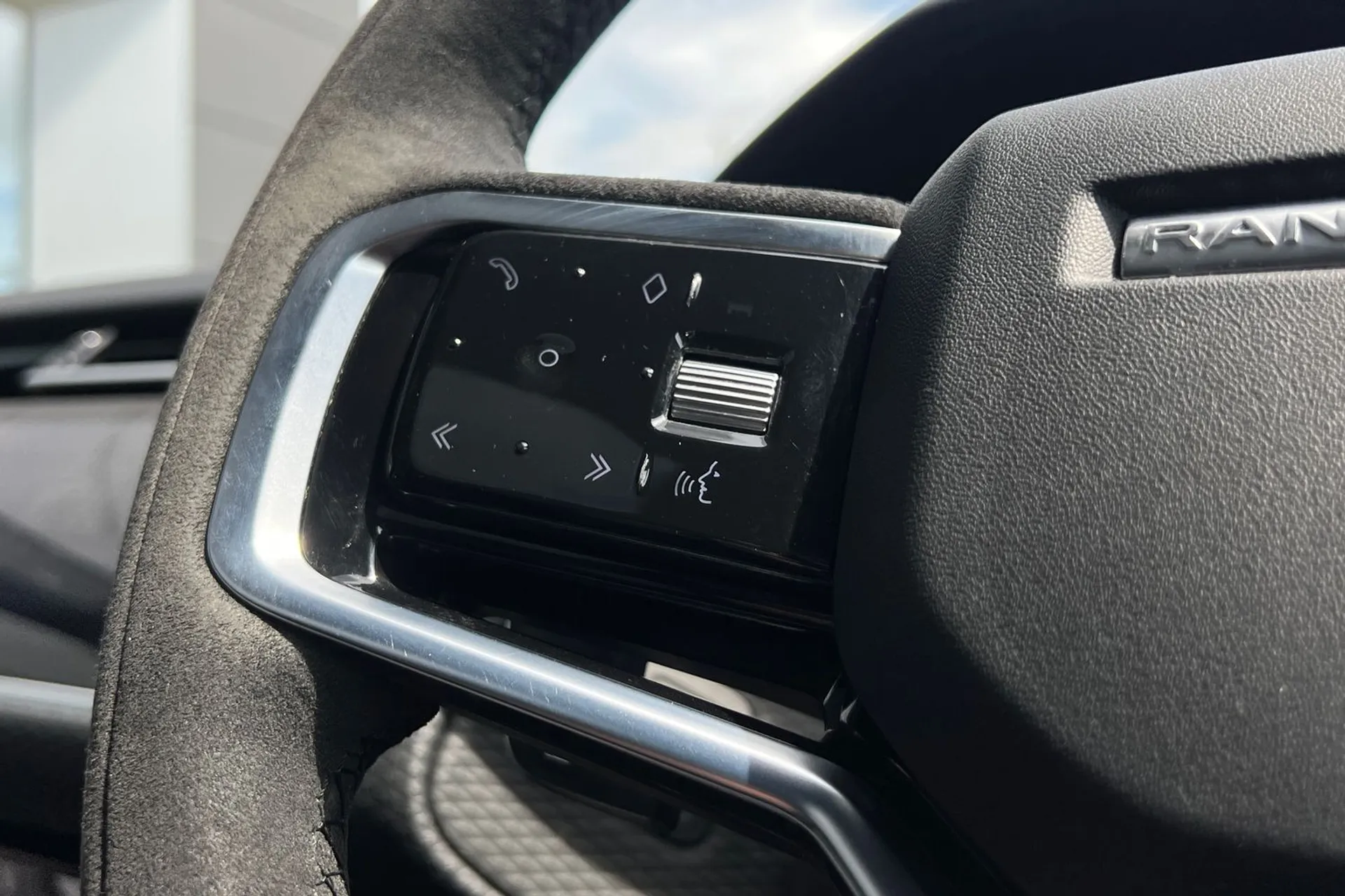 LAND ROVER RANGE ROVER VELAR thumbnail image number 52