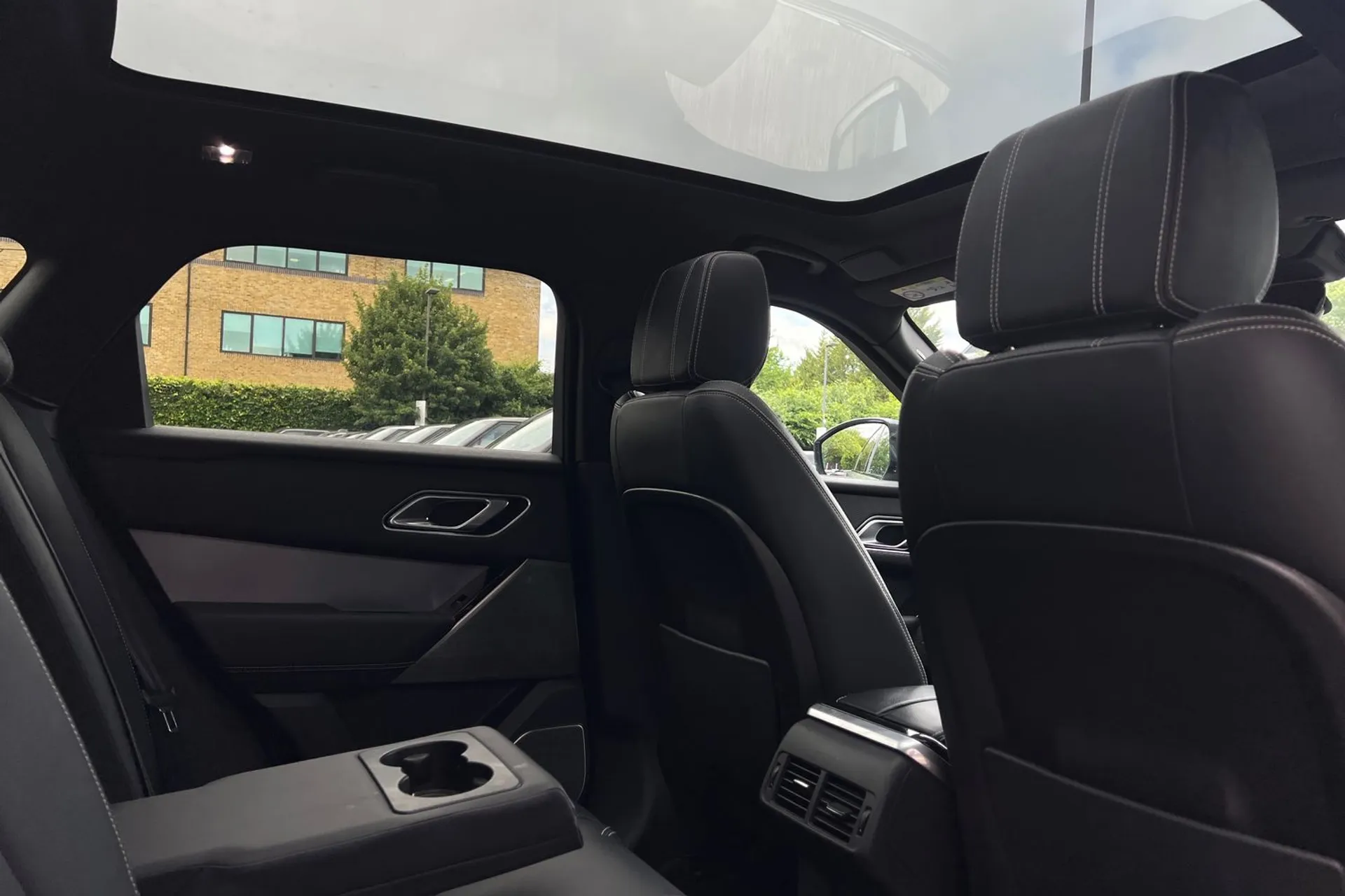 LAND ROVER RANGE ROVER VELAR thumbnail image number 39