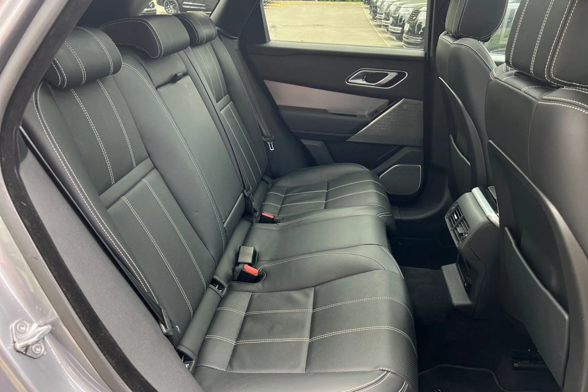 LAND ROVER RANGE ROVER VELAR thumbnail image number 38
