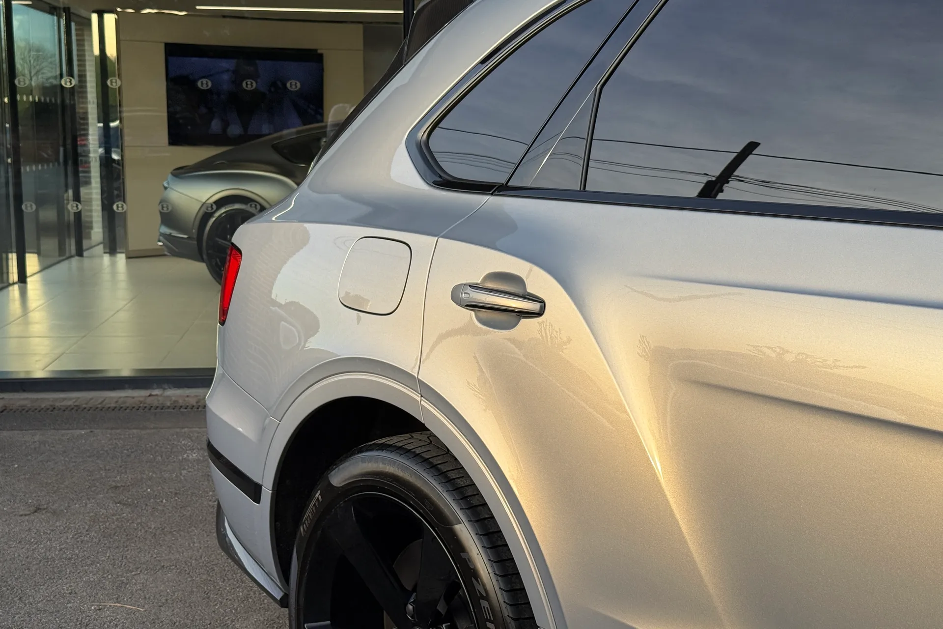 Bentley BENTAYGA thumbnail image number 3