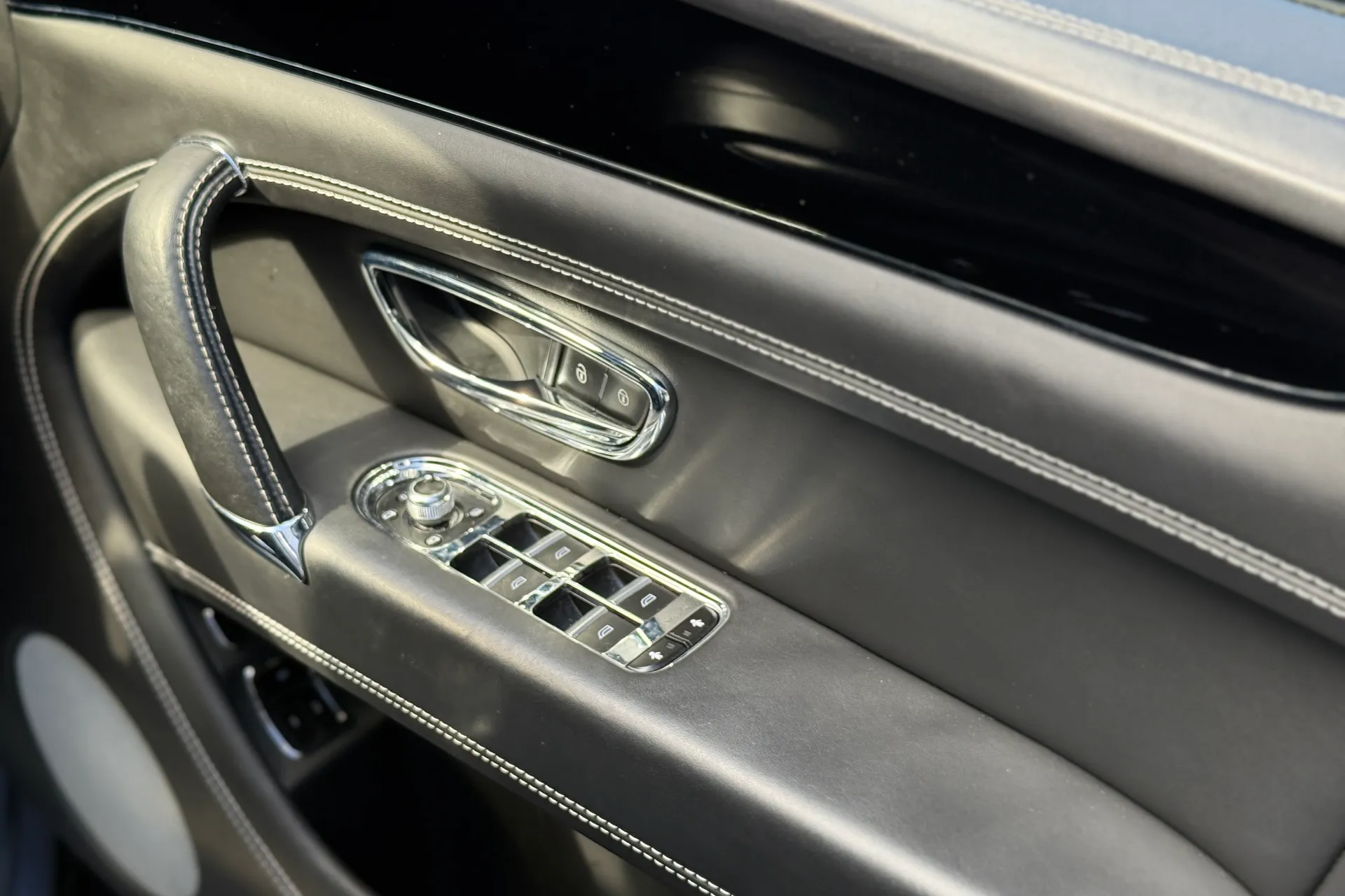 Bentley BENTAYGA thumbnail image number 11