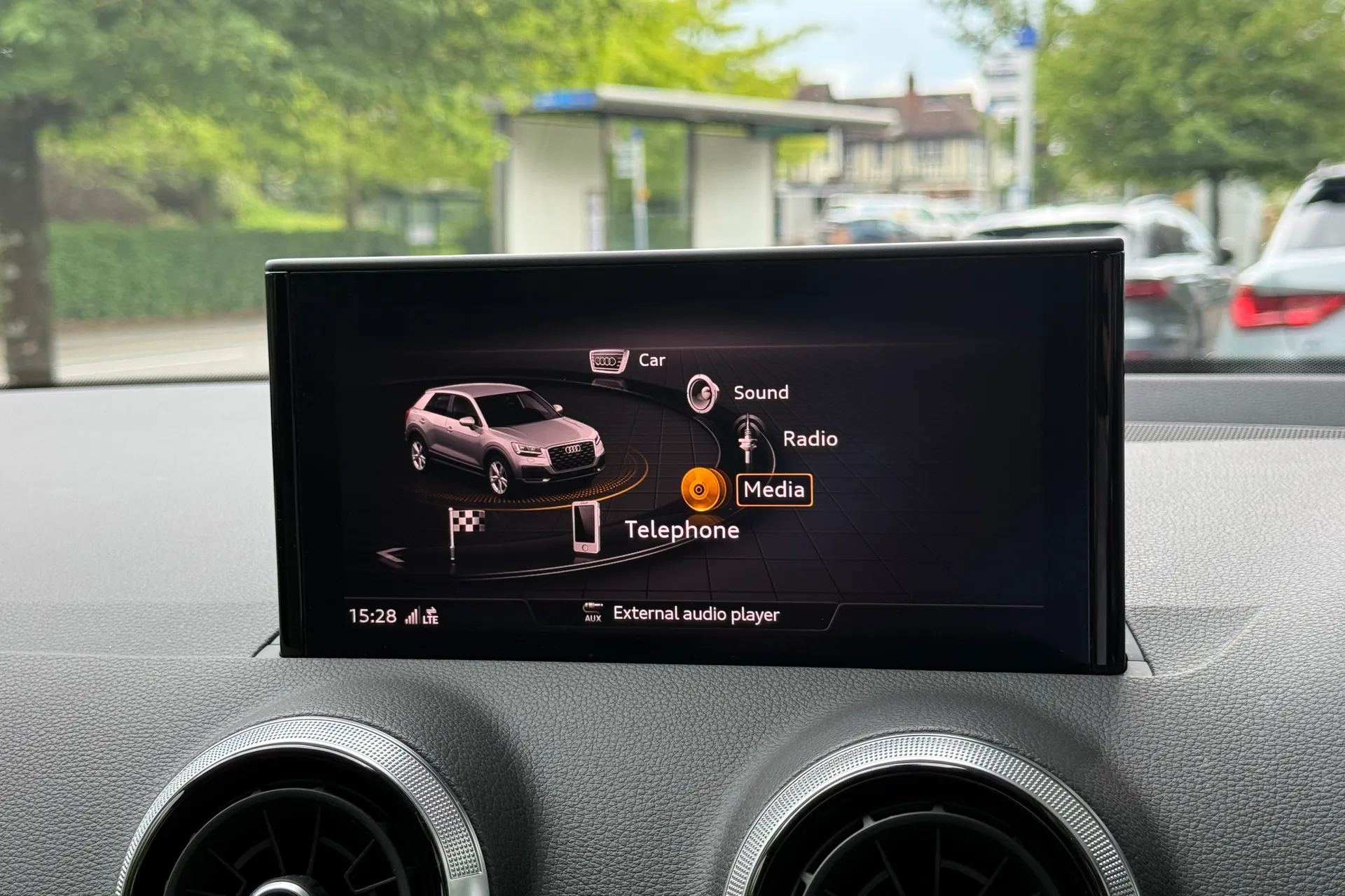 Audi Q2 thumbnail image number 18