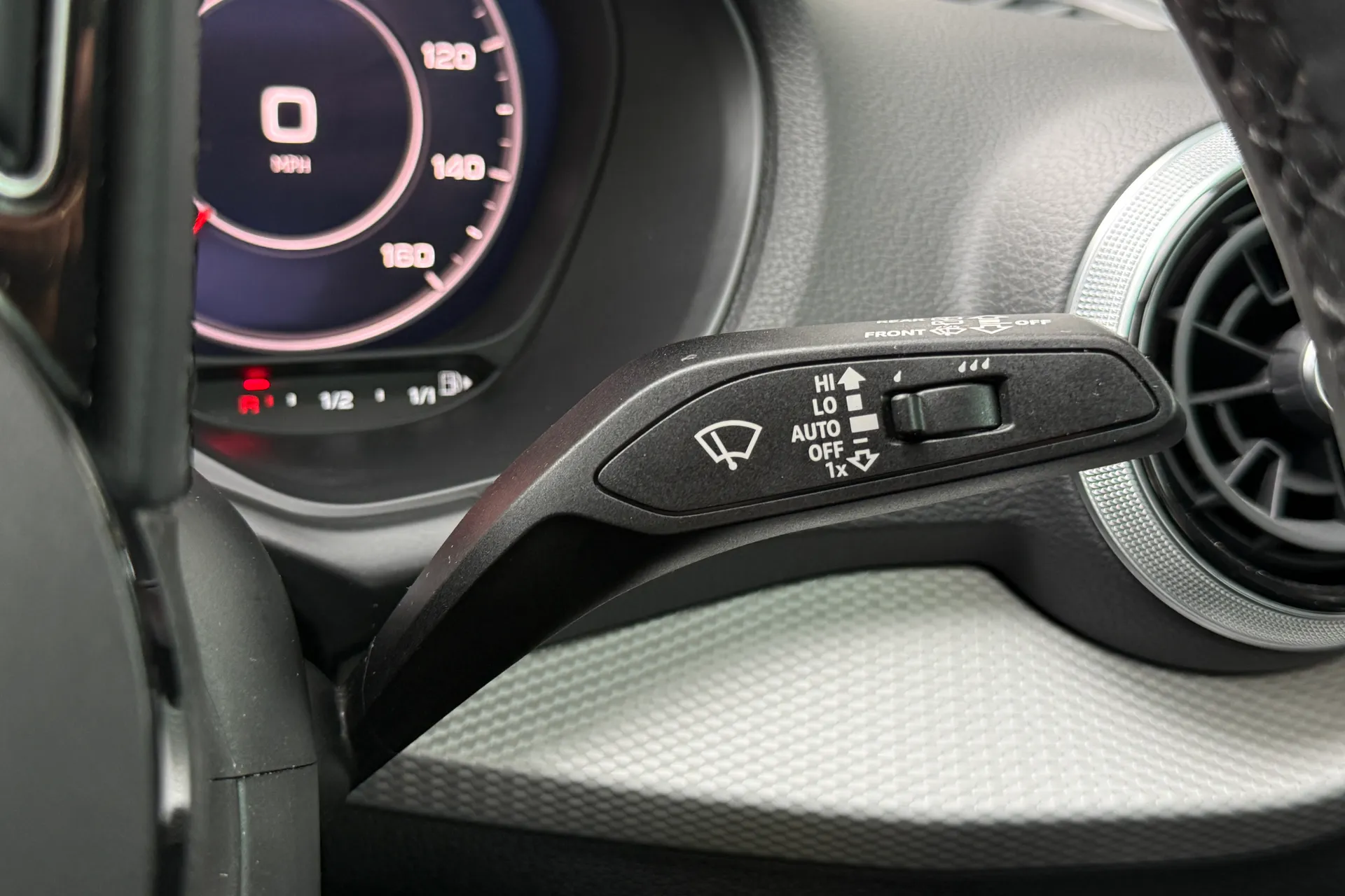 Audi Q2 thumbnail image number 17