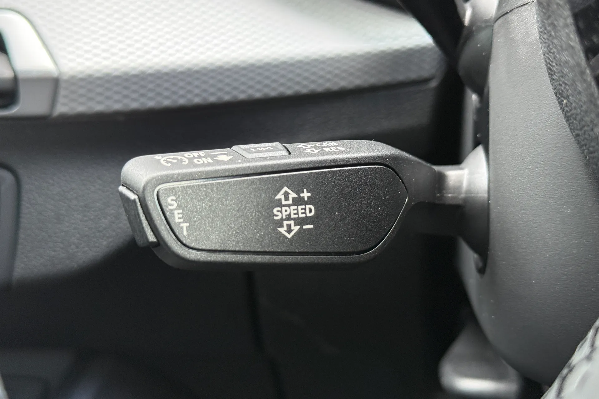 Audi Q2 thumbnail image number 18