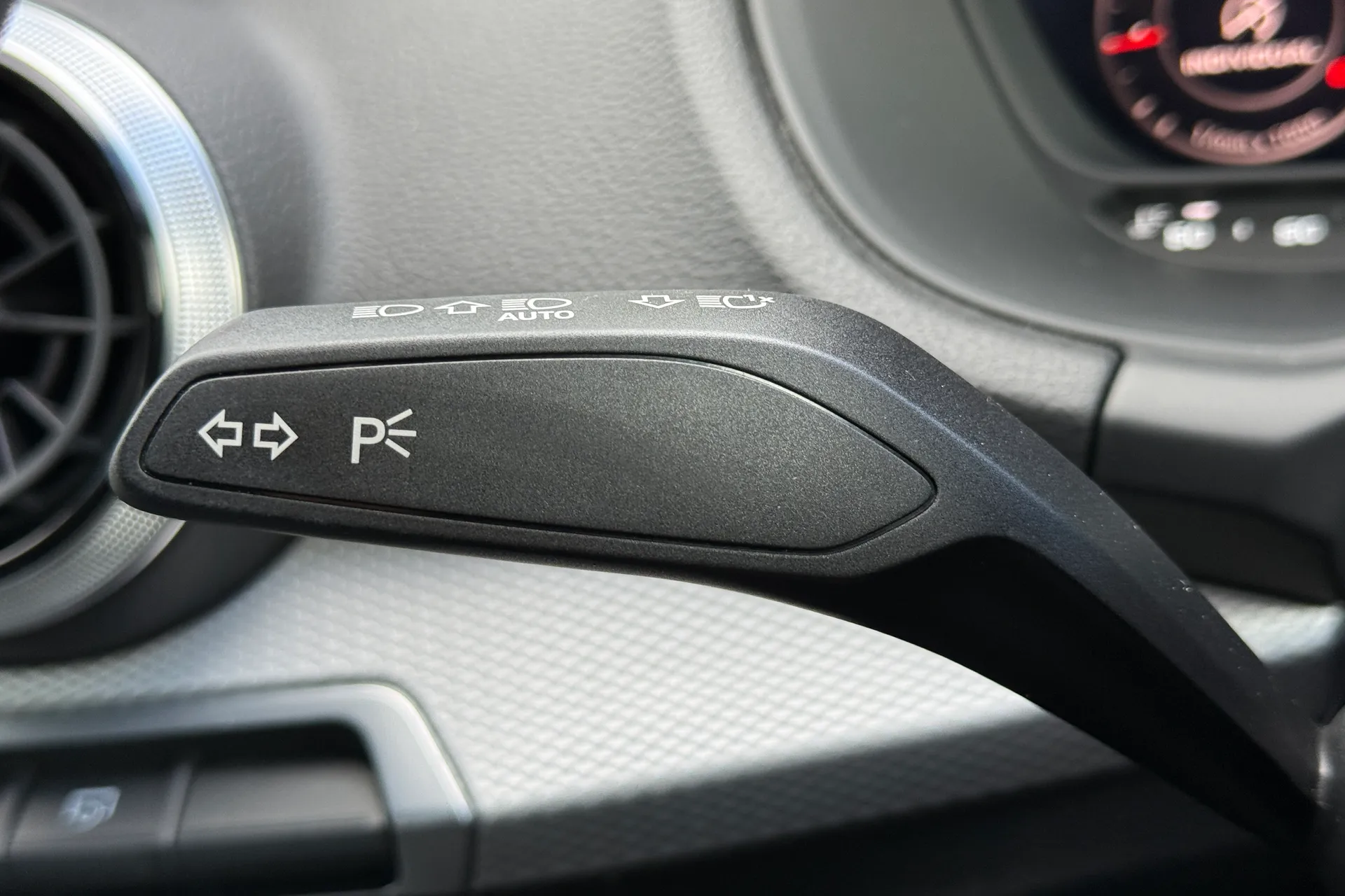 Audi Q2 thumbnail image number 19