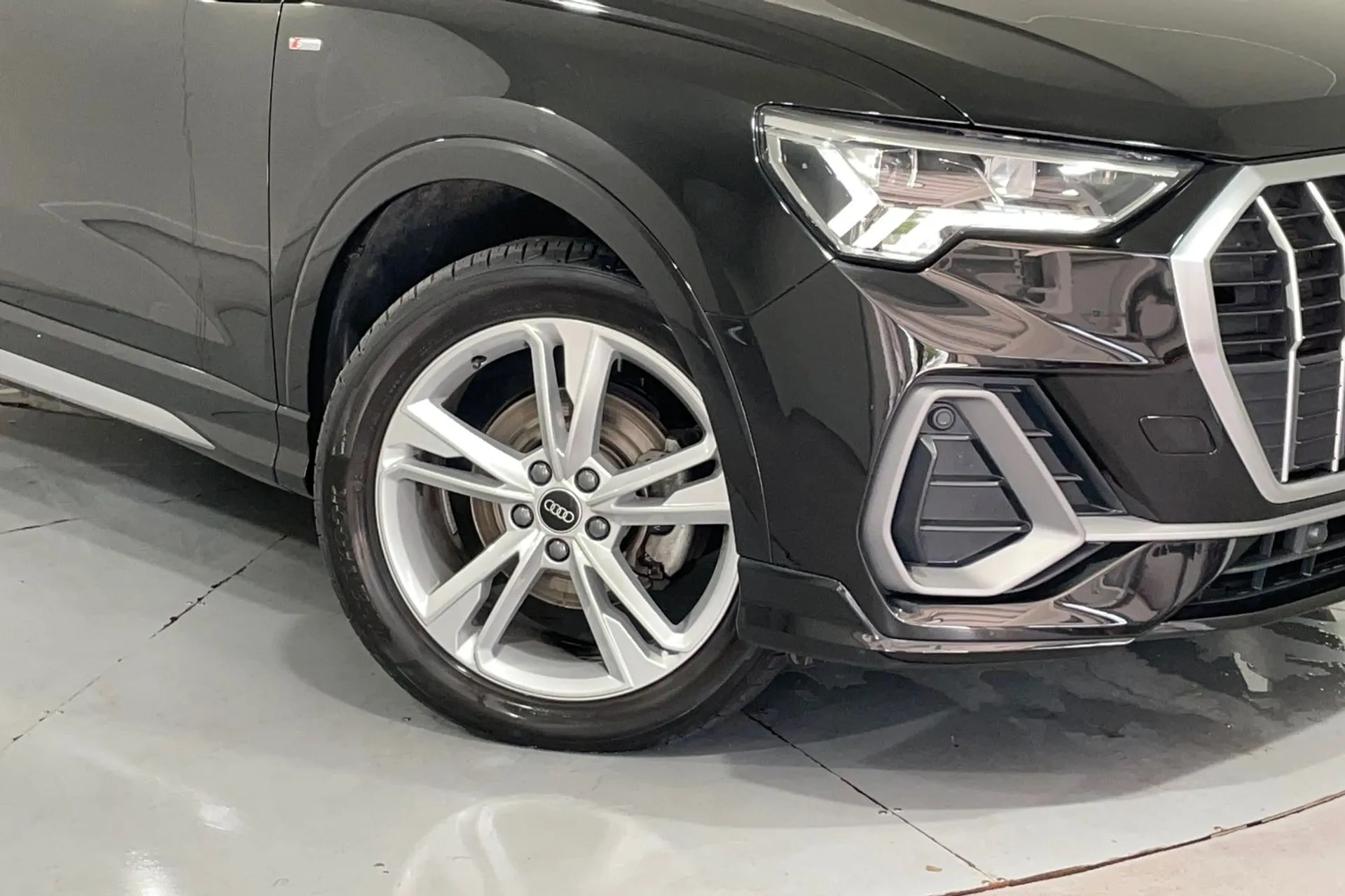Audi Q3 thumbnail image number 10