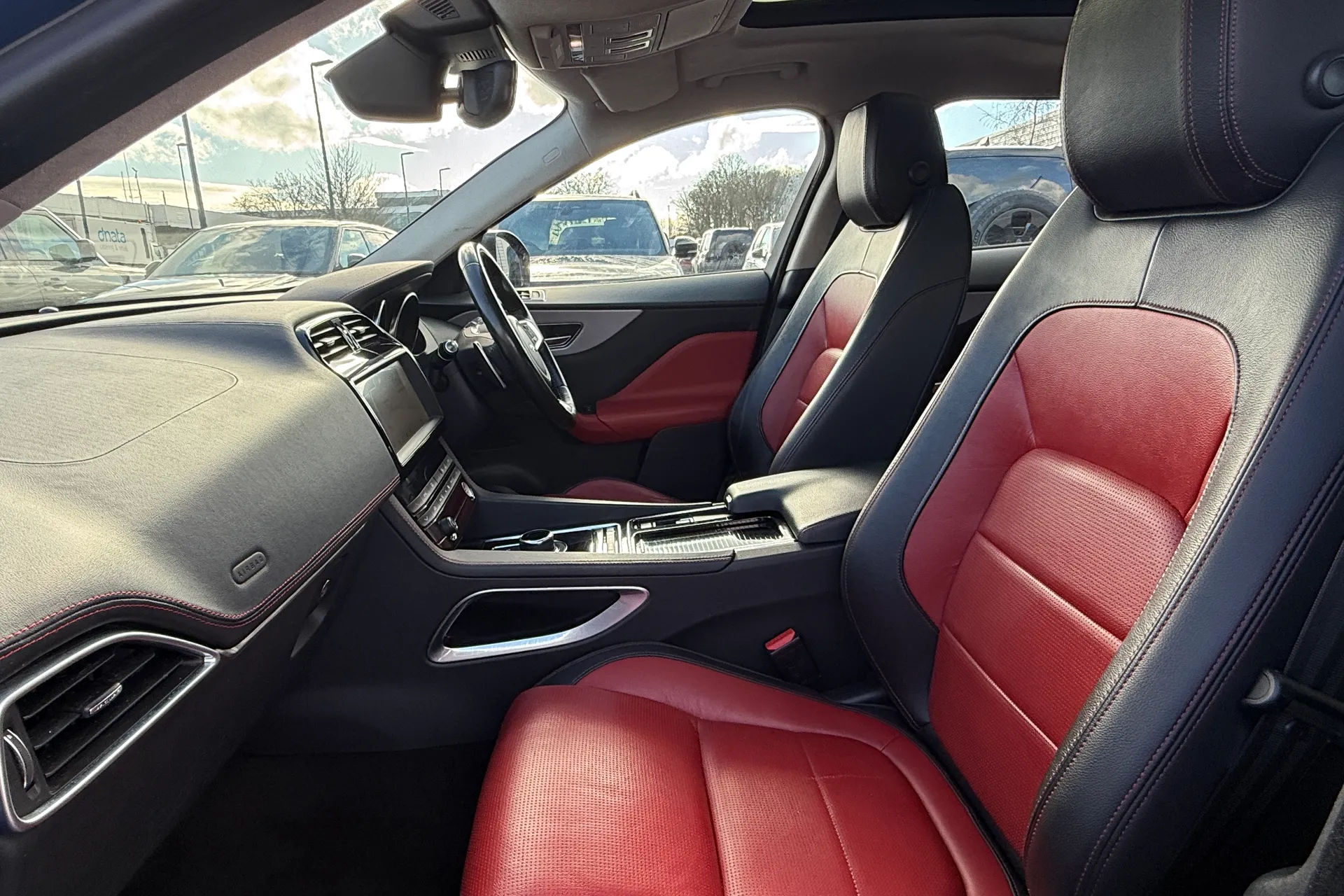 Jaguar F-PACE thumbnail image number 27