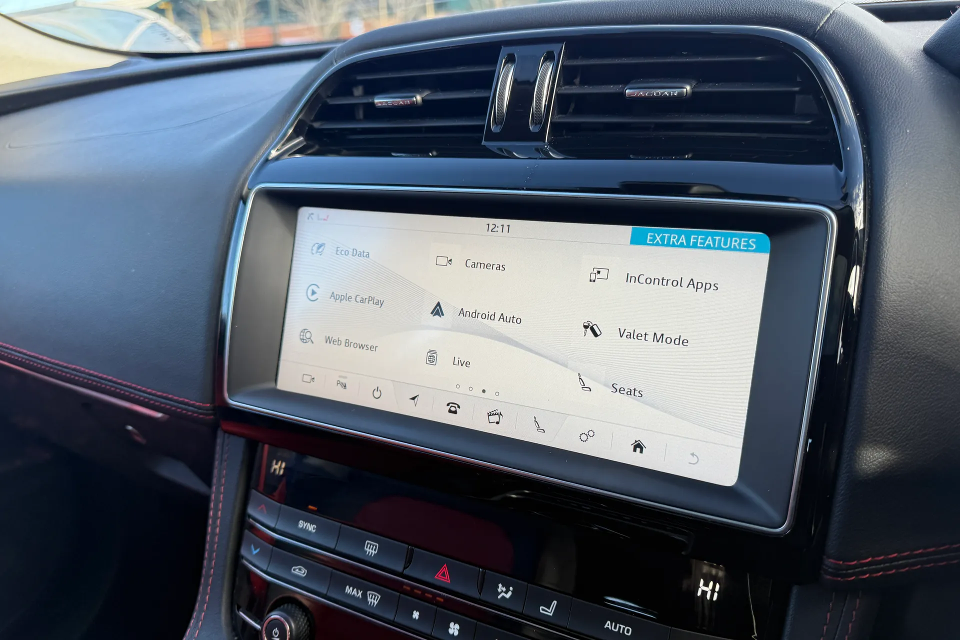 Jaguar F-PACE thumbnail image number 32