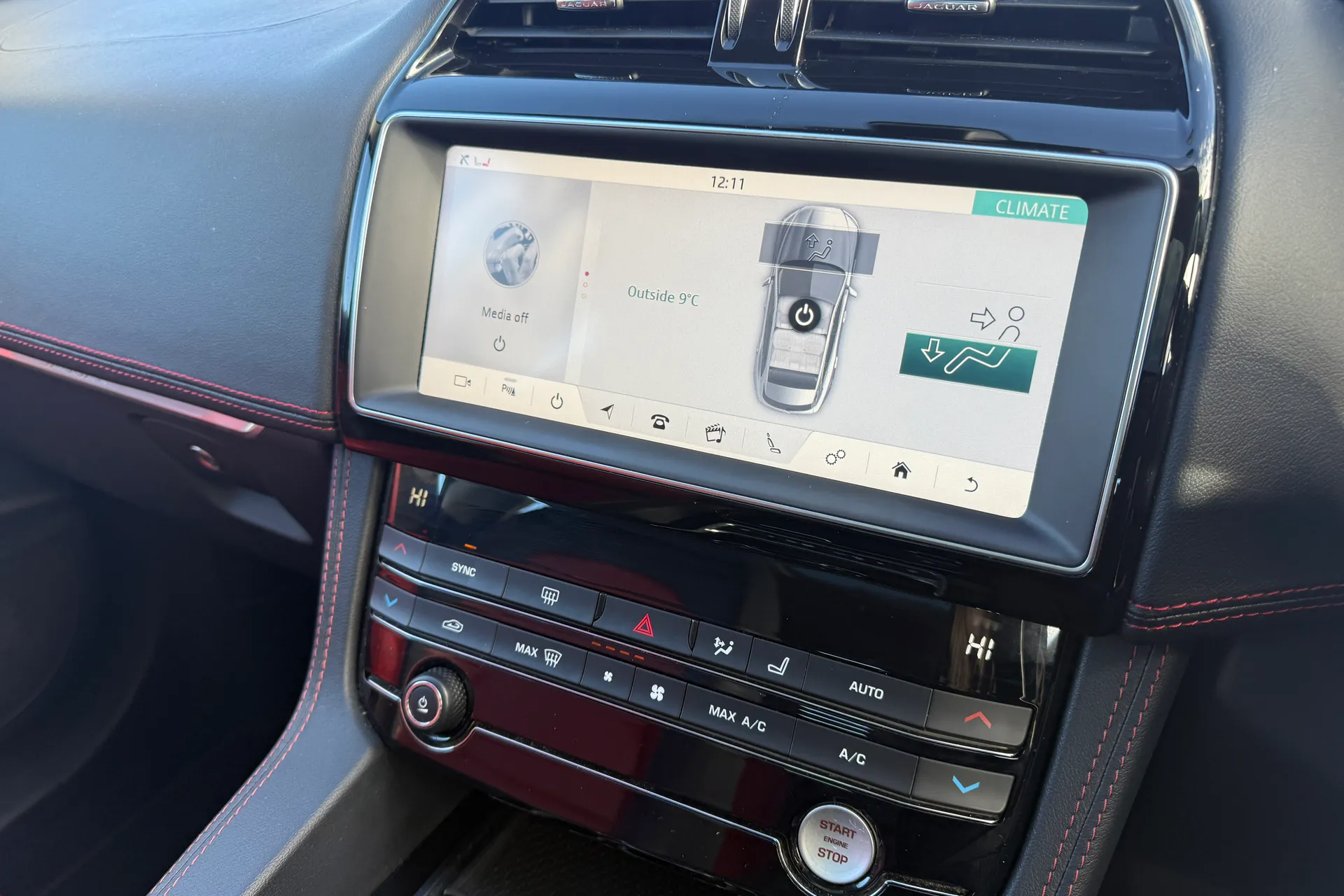 Jaguar F-PACE thumbnail image number 34