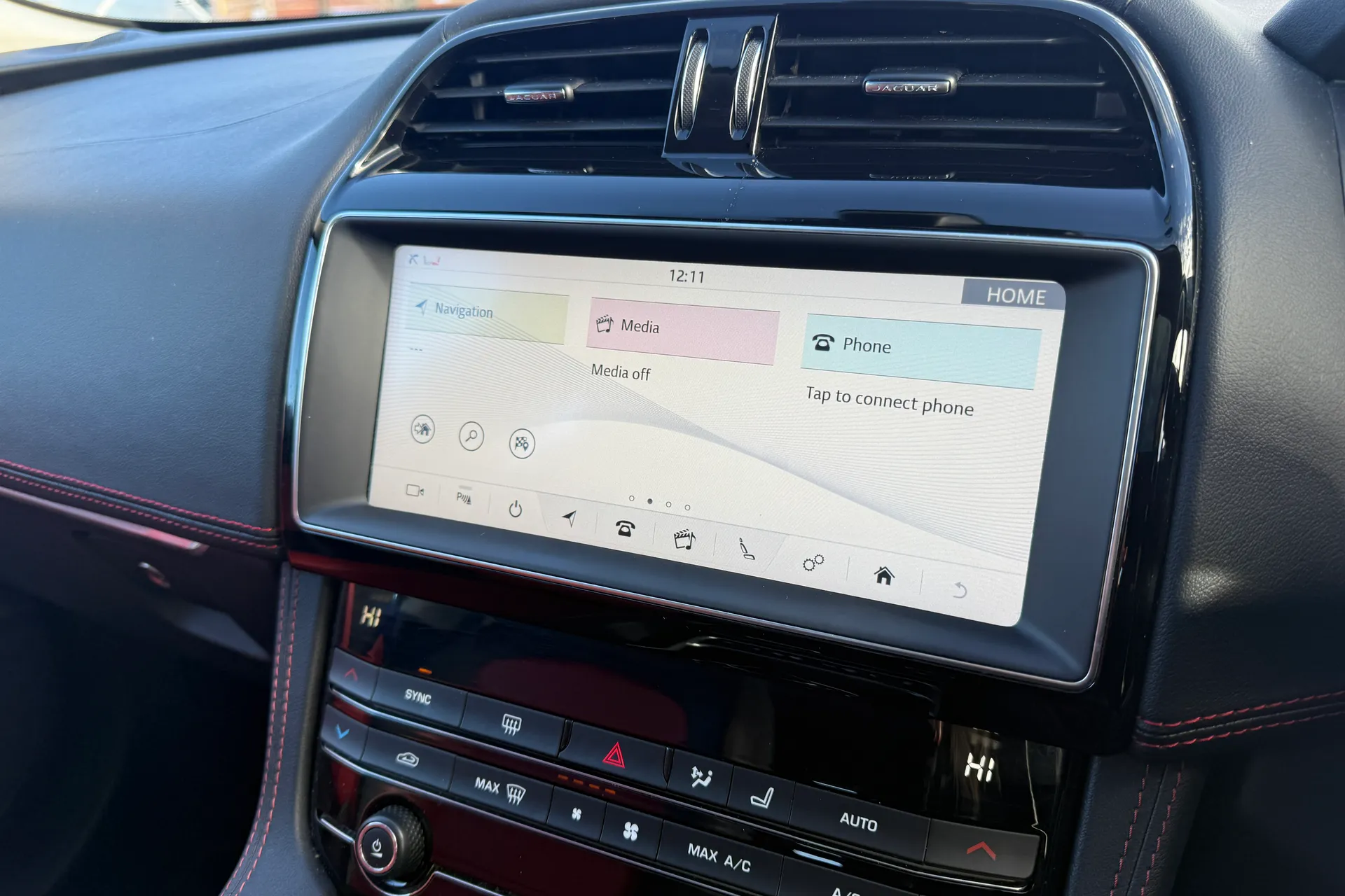 Jaguar F-PACE thumbnail image number 31