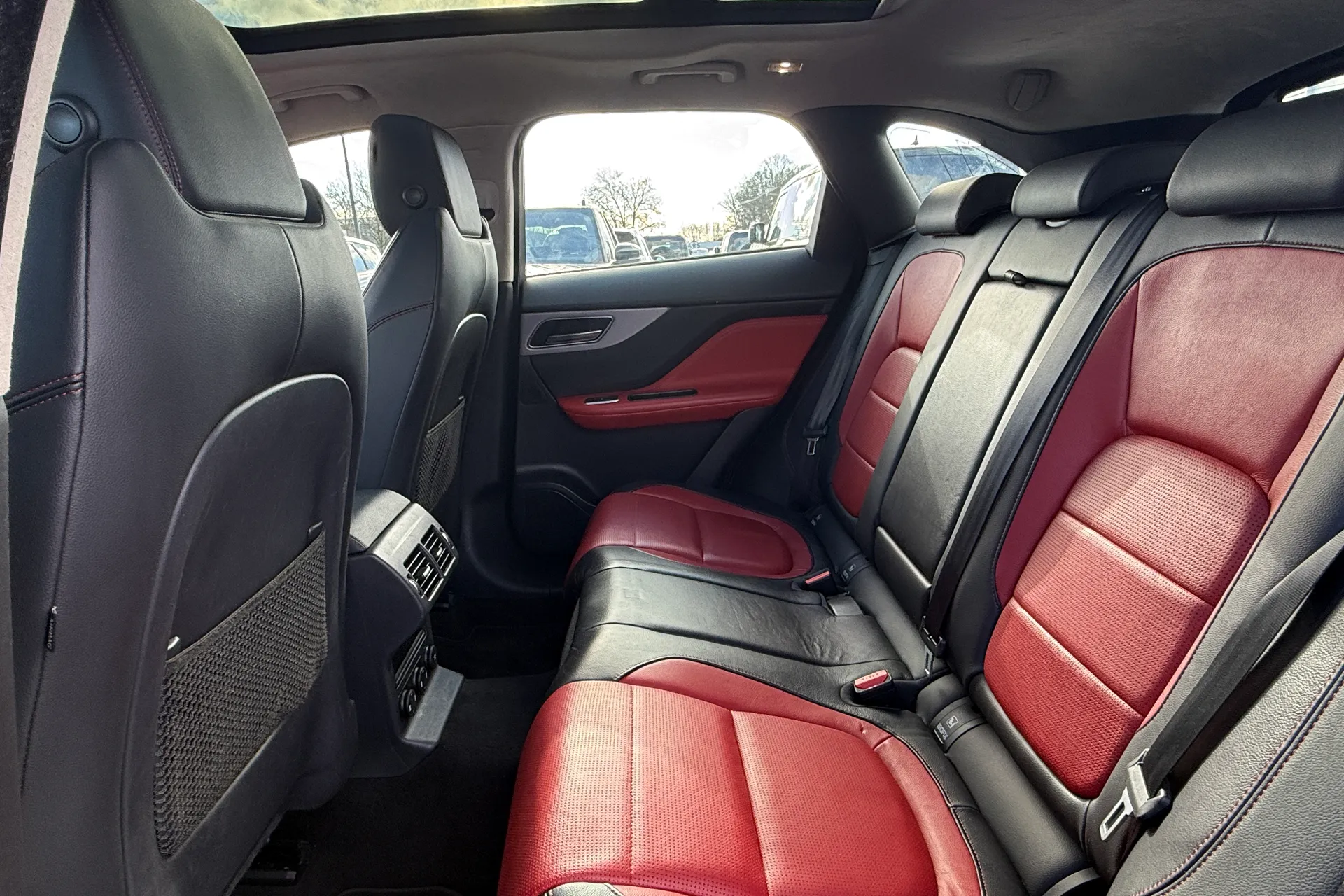 Jaguar F-PACE thumbnail image number 29