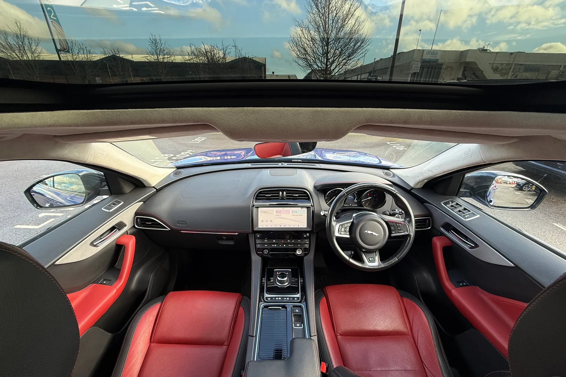 Jaguar F-PACE thumbnail image number 3