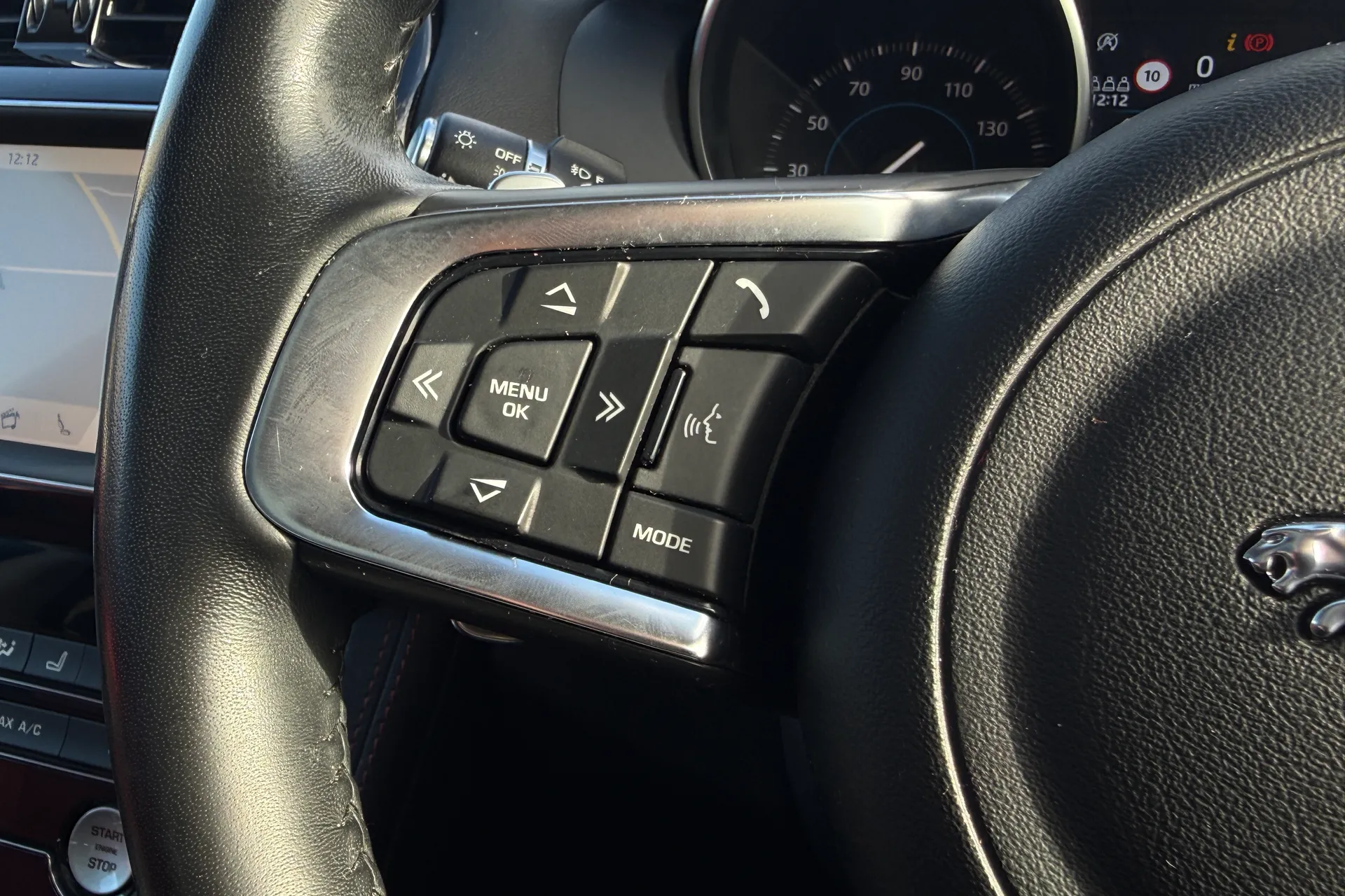 Jaguar F-PACE thumbnail image number 36