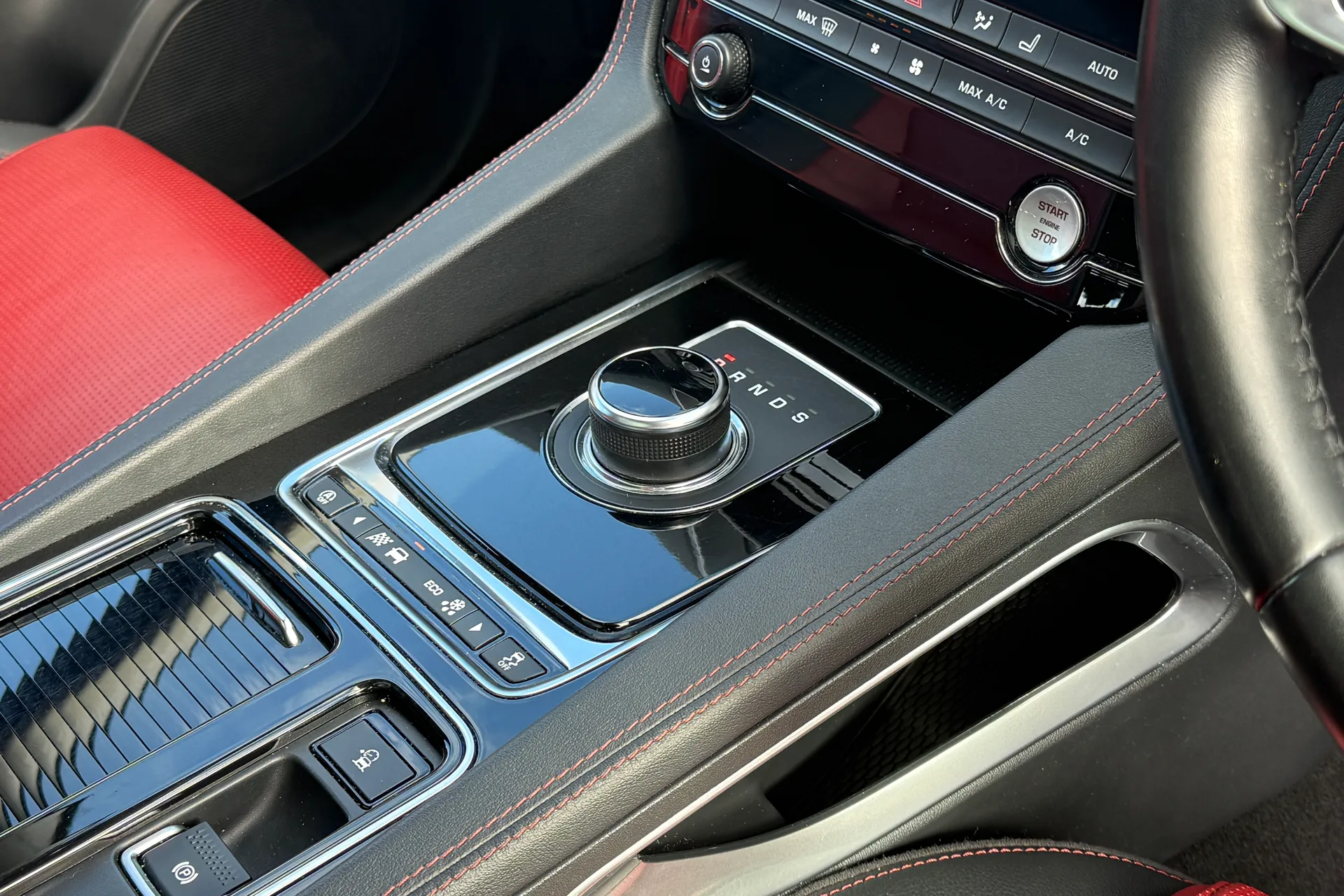 Jaguar F-PACE thumbnail image number 20