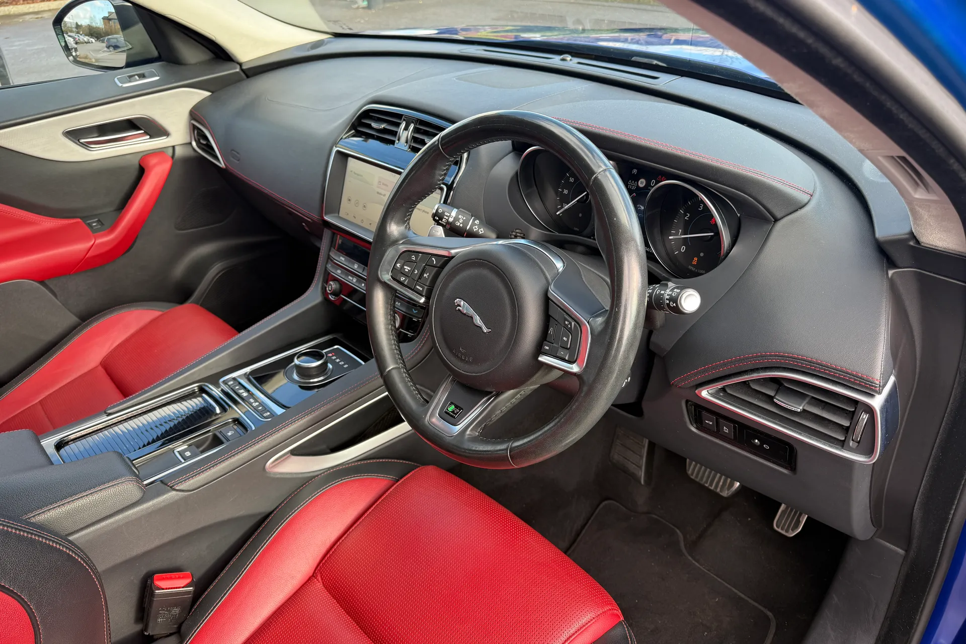 Jaguar F-PACE thumbnail image number 23