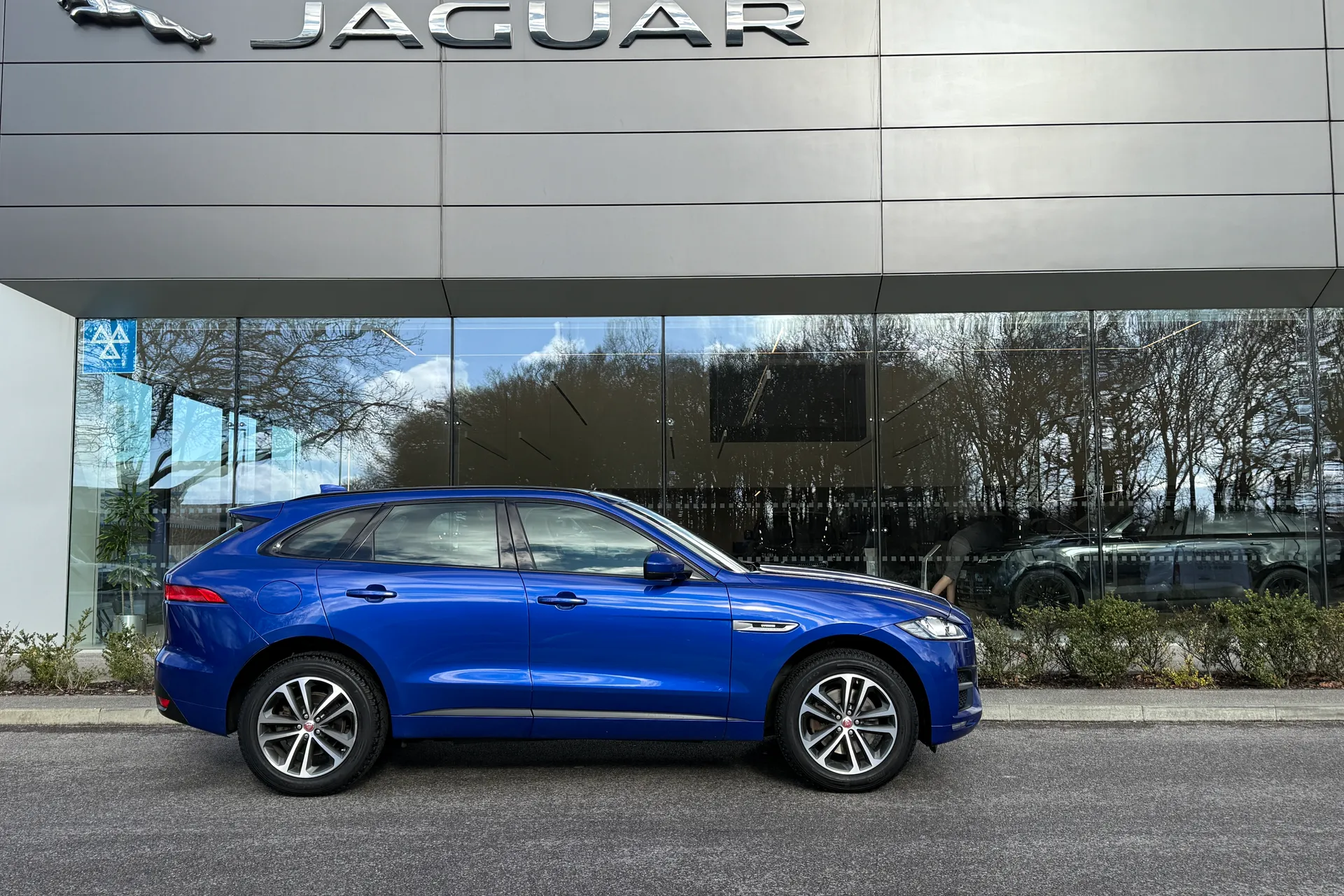 Jaguar F-PACE thumbnail image number 2