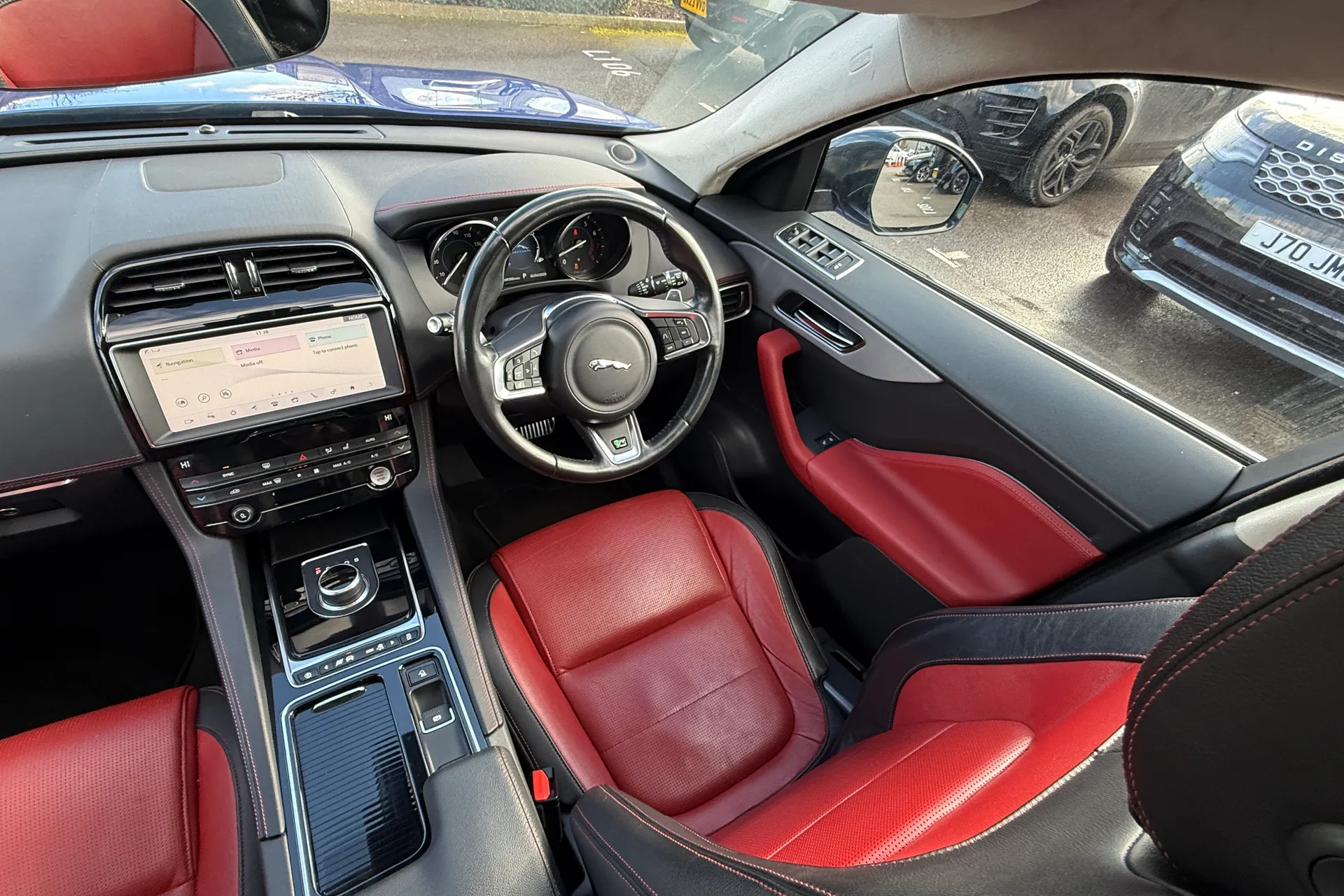 Jaguar F-PACE thumbnail image number 28