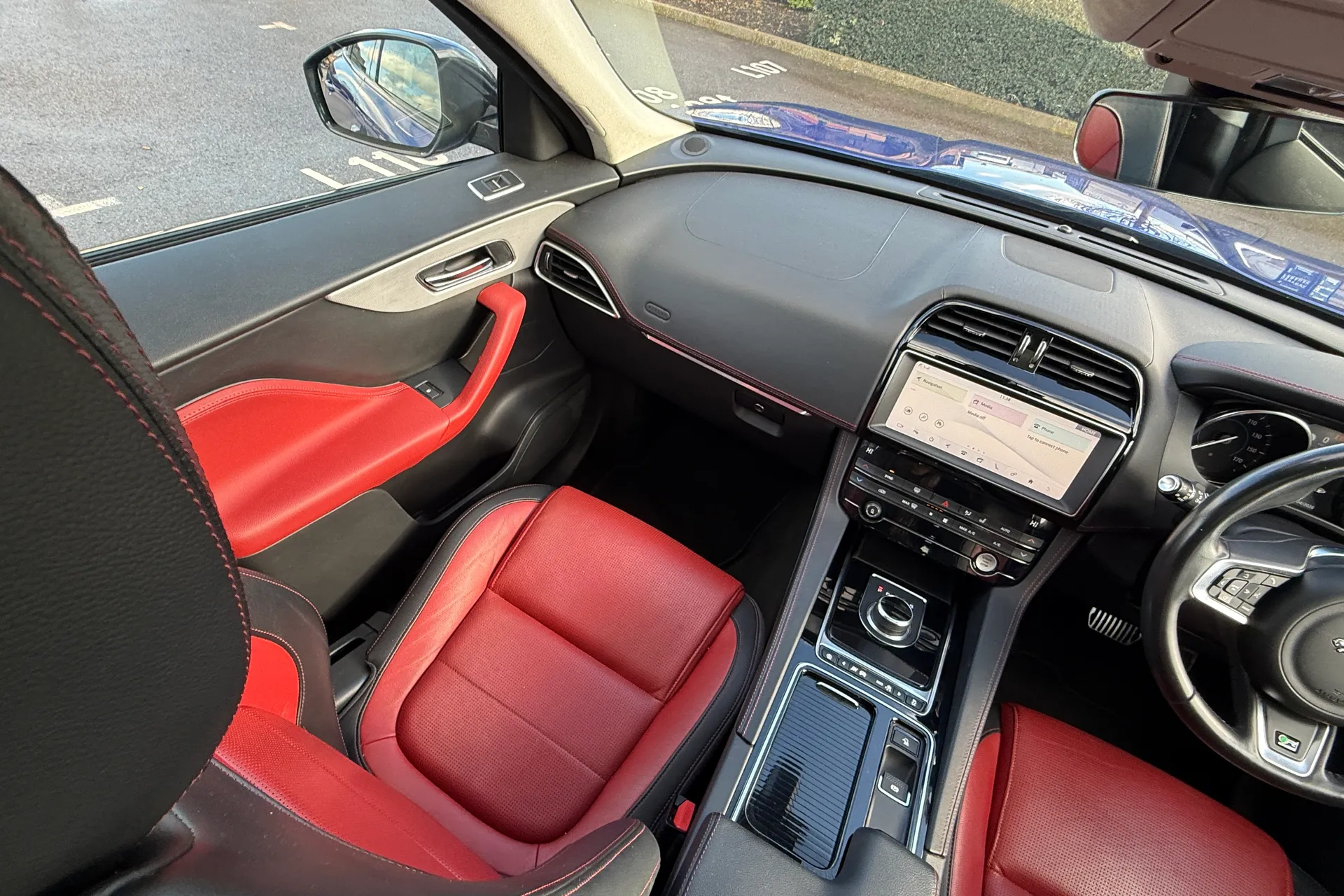 Jaguar F-PACE thumbnail image number 18