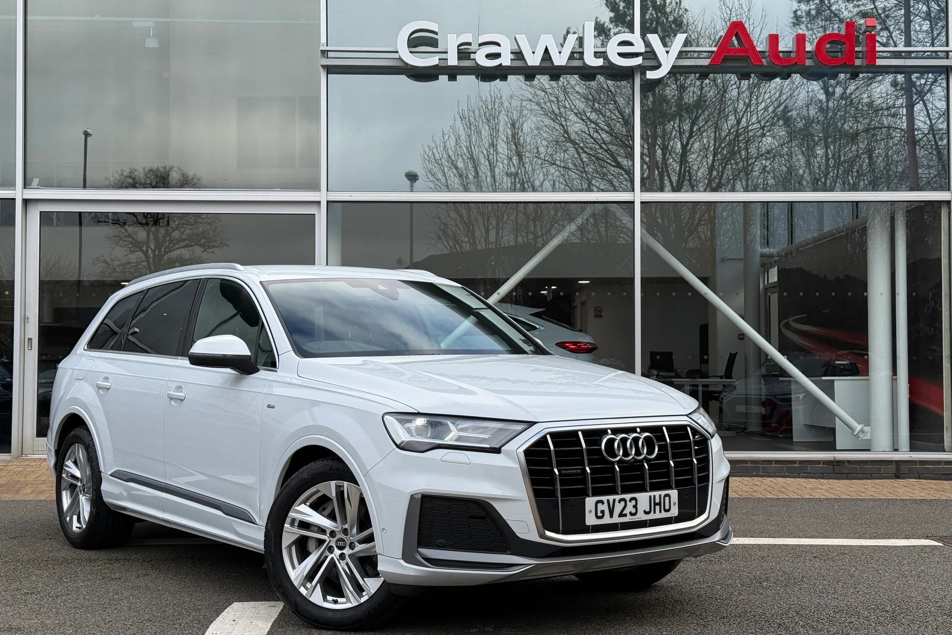 Audi Q7 focused image