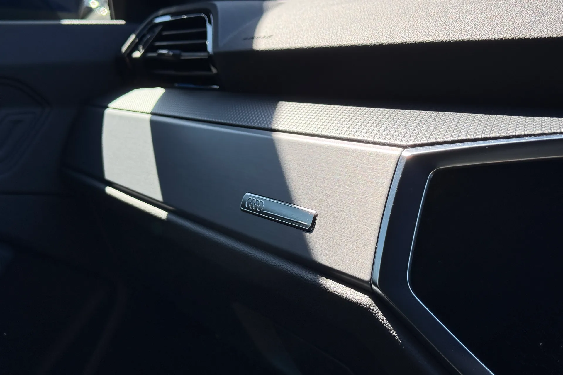 Audi Q3 thumbnail image number 18