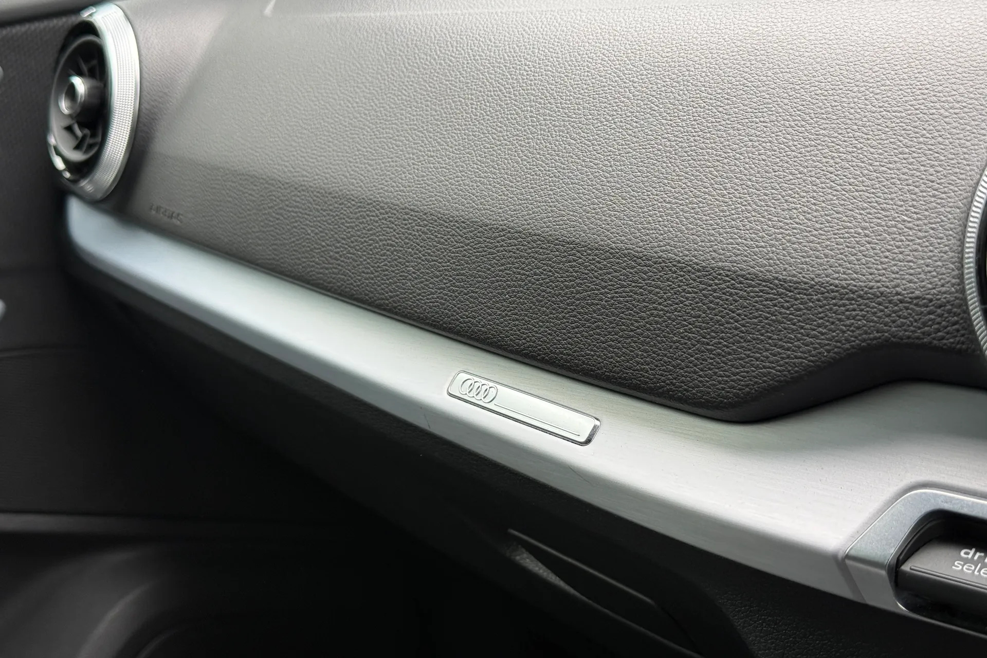 Audi Q2 thumbnail image number 28