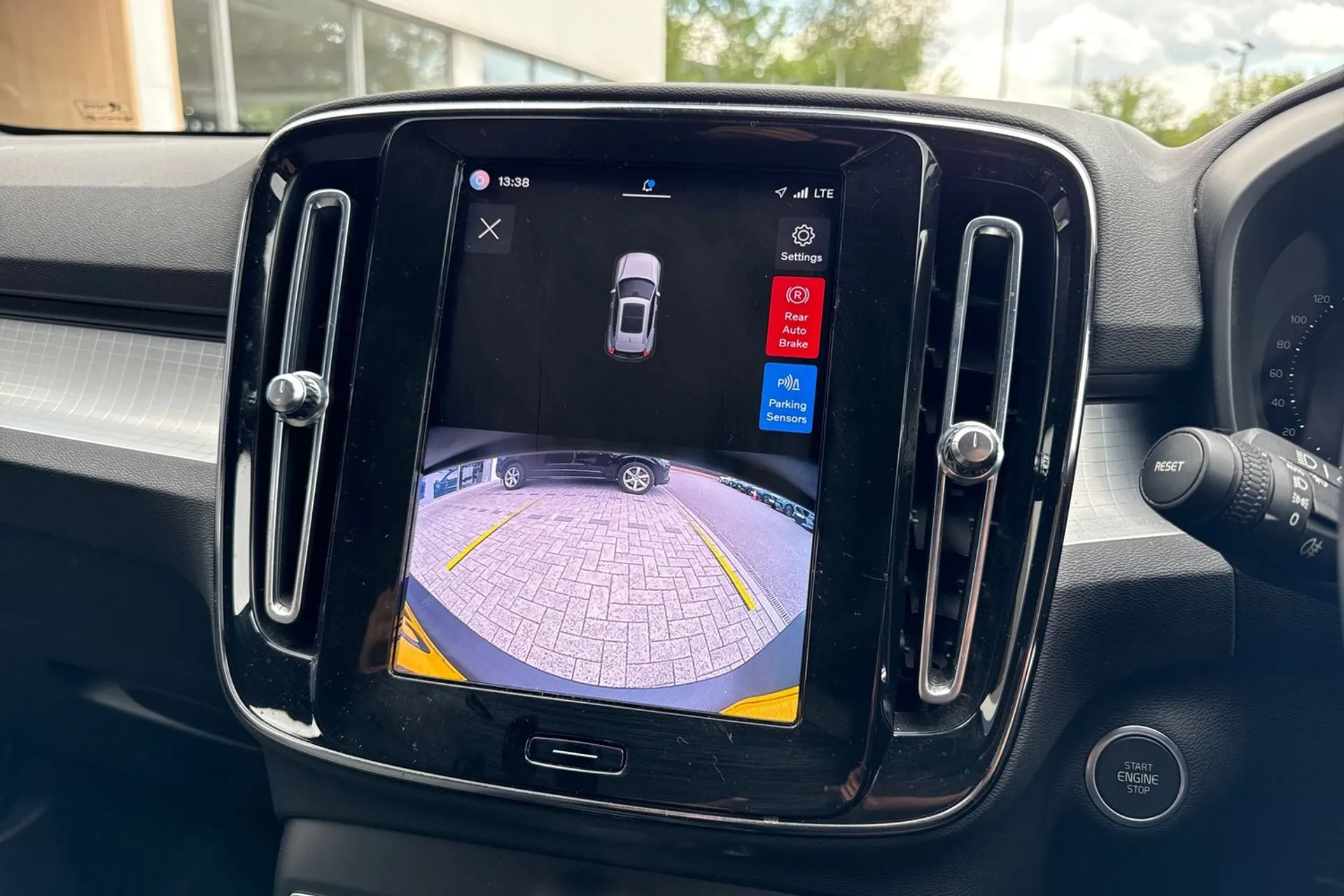 Volvo XC40 thumbnail image number 4