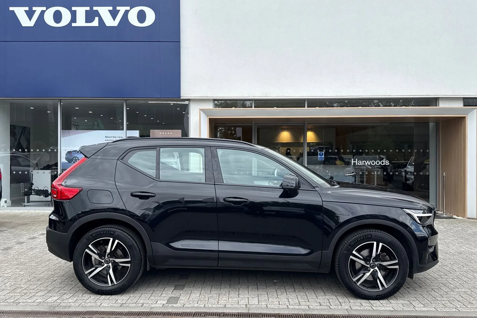 Volvo XC40 thumbnail image number 2