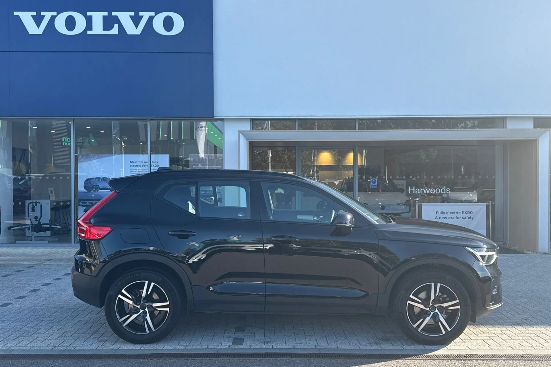 Volvo XC40 thumbnail image number 2