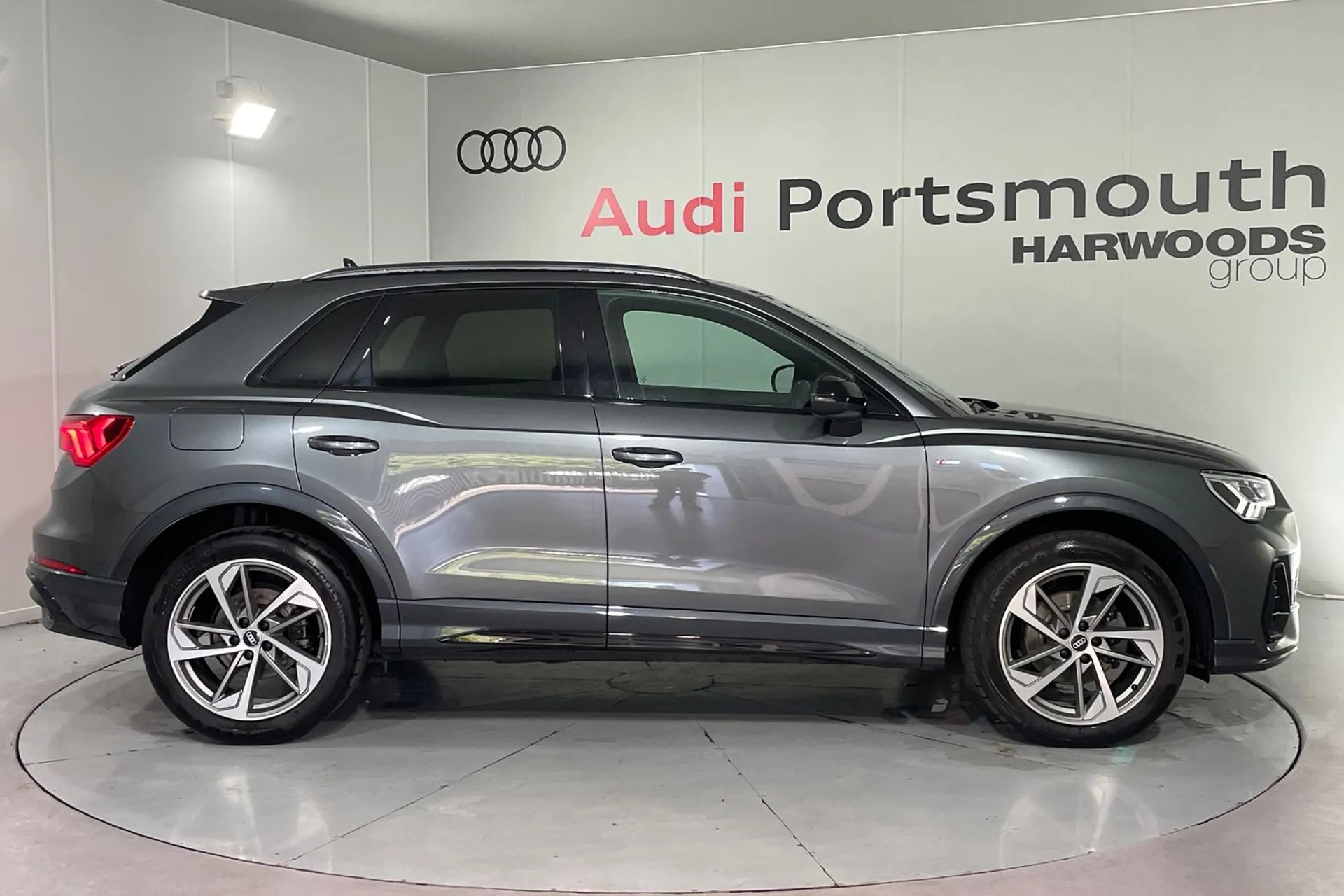 Audi Q3 thumbnail image number 2