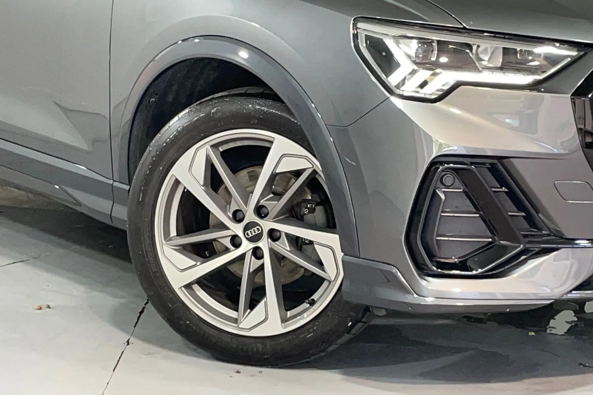 Audi Q3 thumbnail image number 9