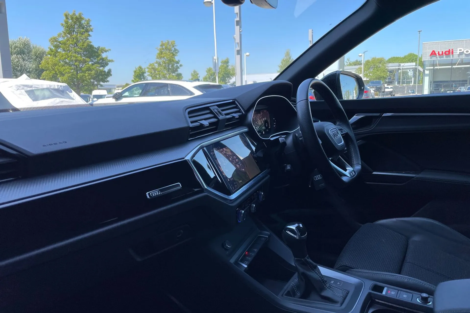Audi Q3 thumbnail image number 30