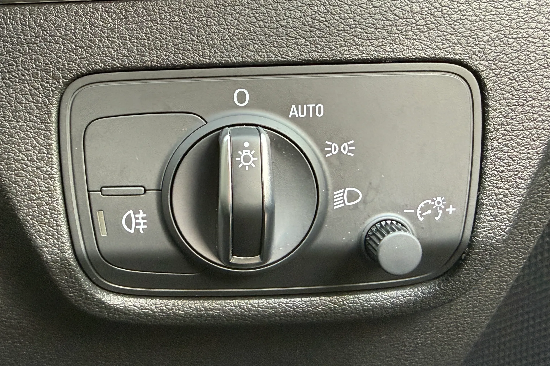 Audi Q2 thumbnail image number 18