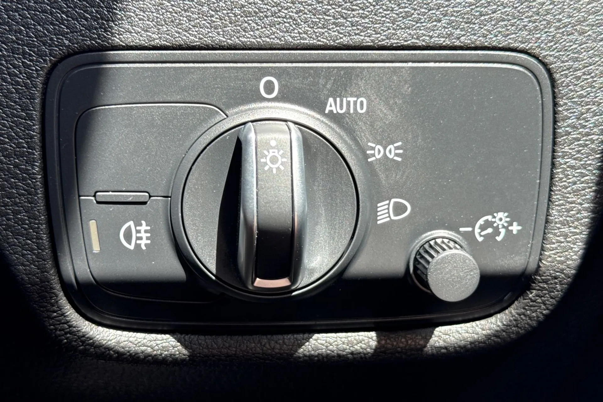 Audi Q2 thumbnail image number 21