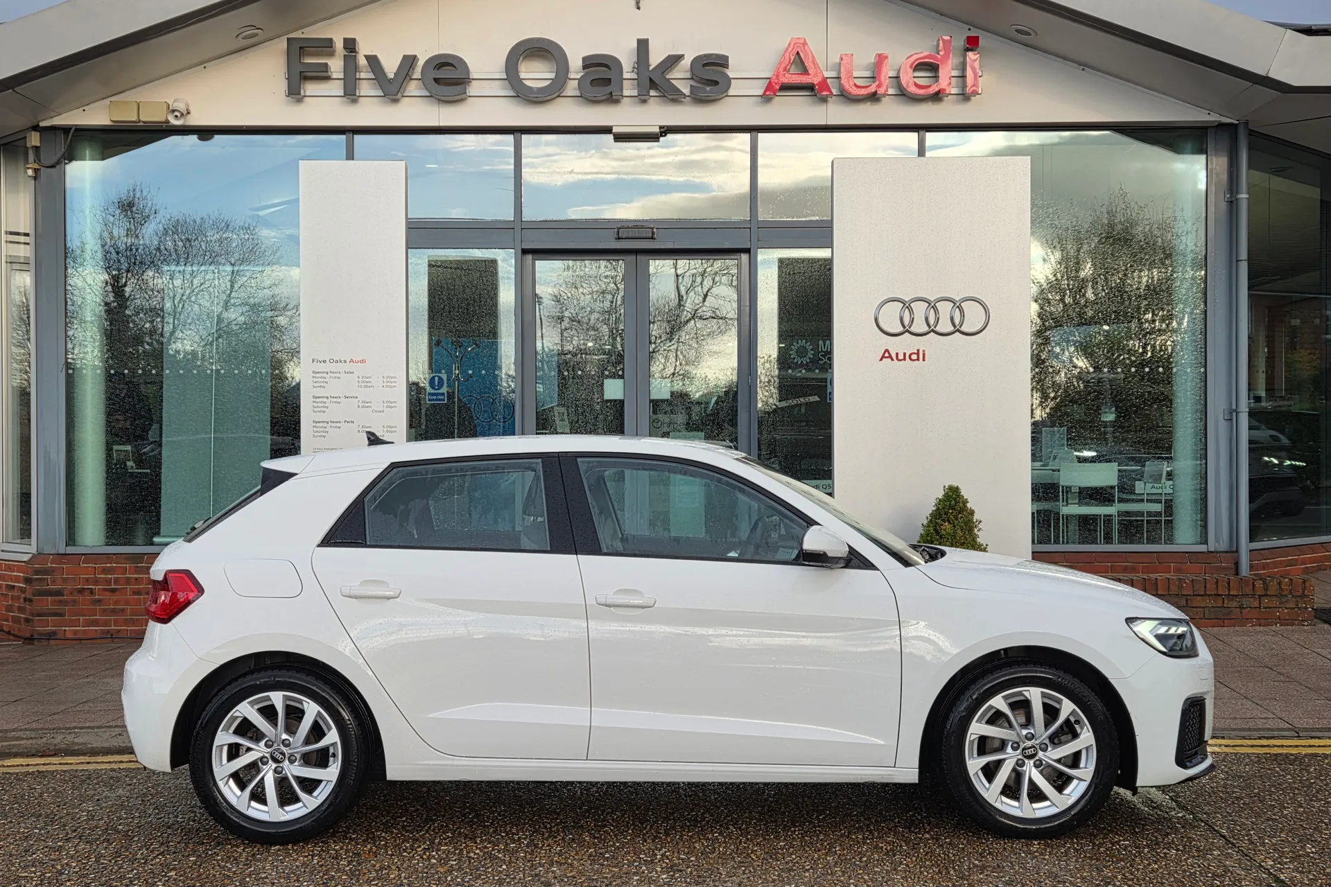 Audi A1 SPORT 30 TFSI thumbnail image number 2