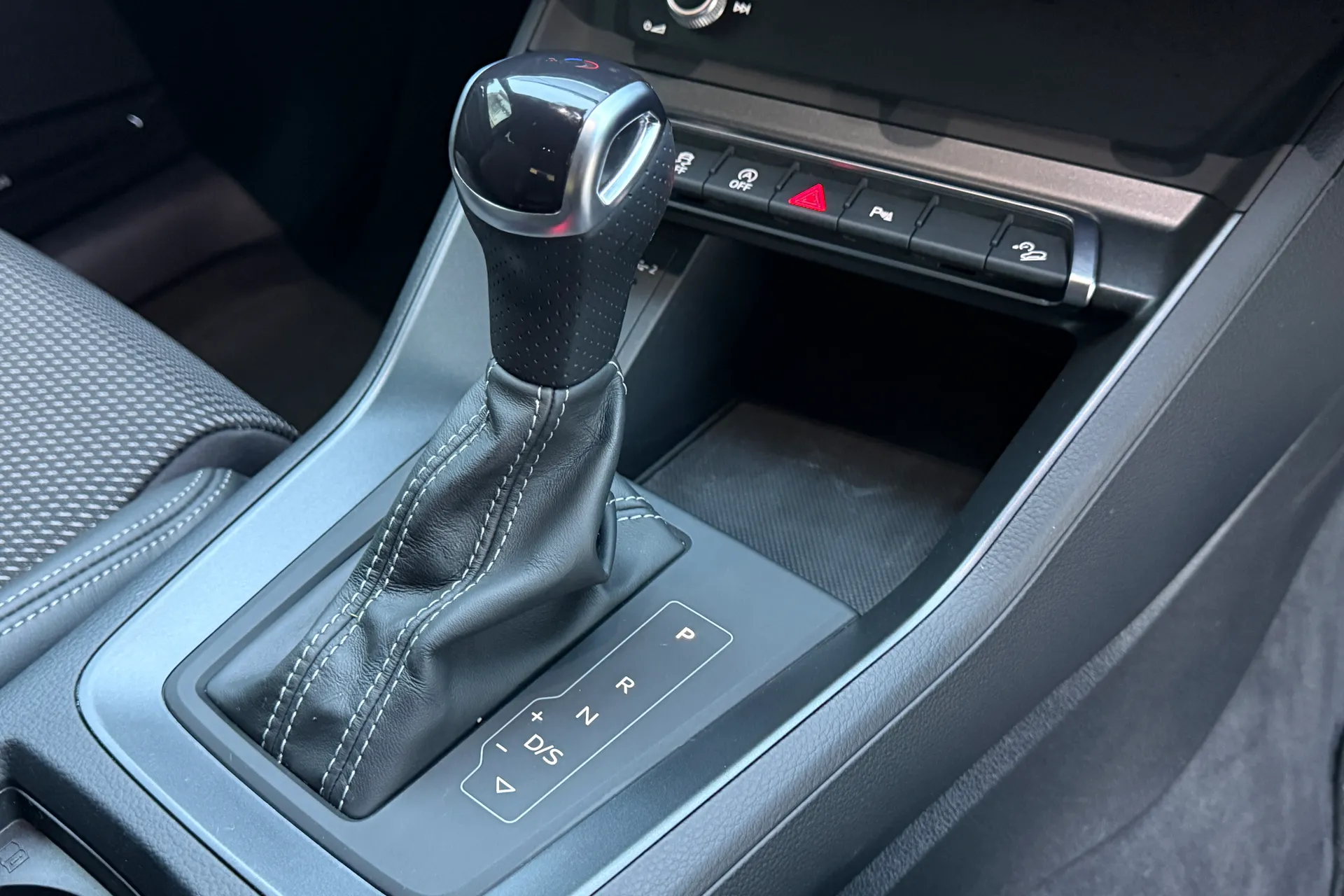 Audi Q3 thumbnail image number 43