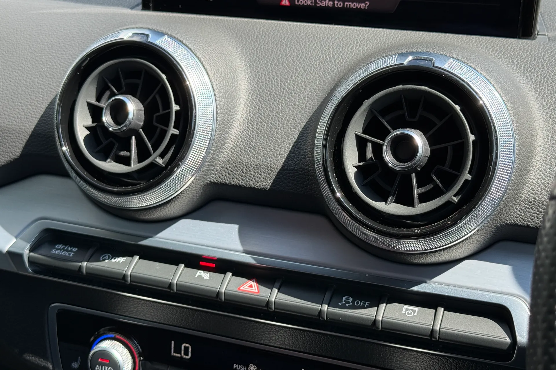 Audi Q2 thumbnail image number 43