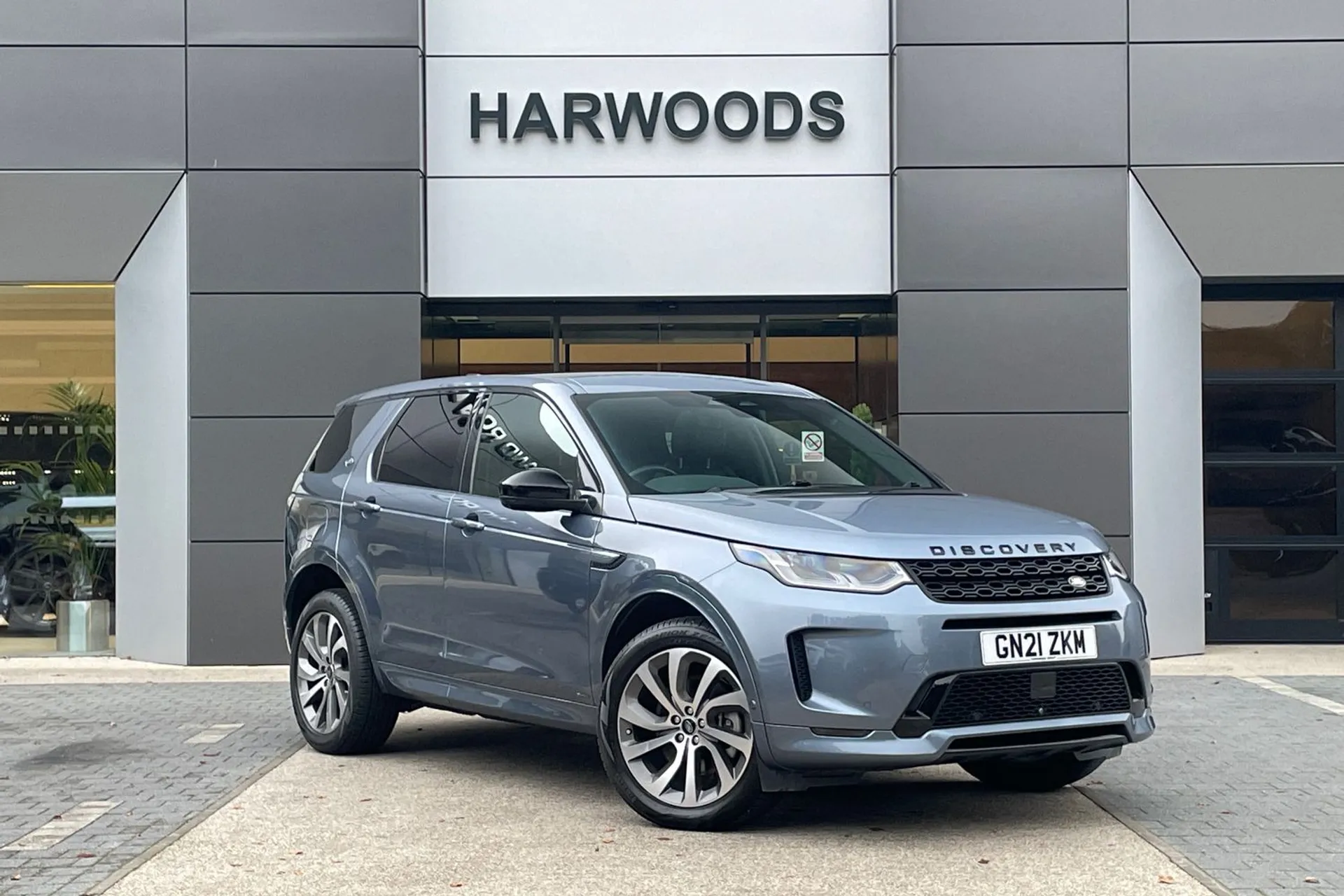 LAND ROVER DISCOVERY SPORT focused image