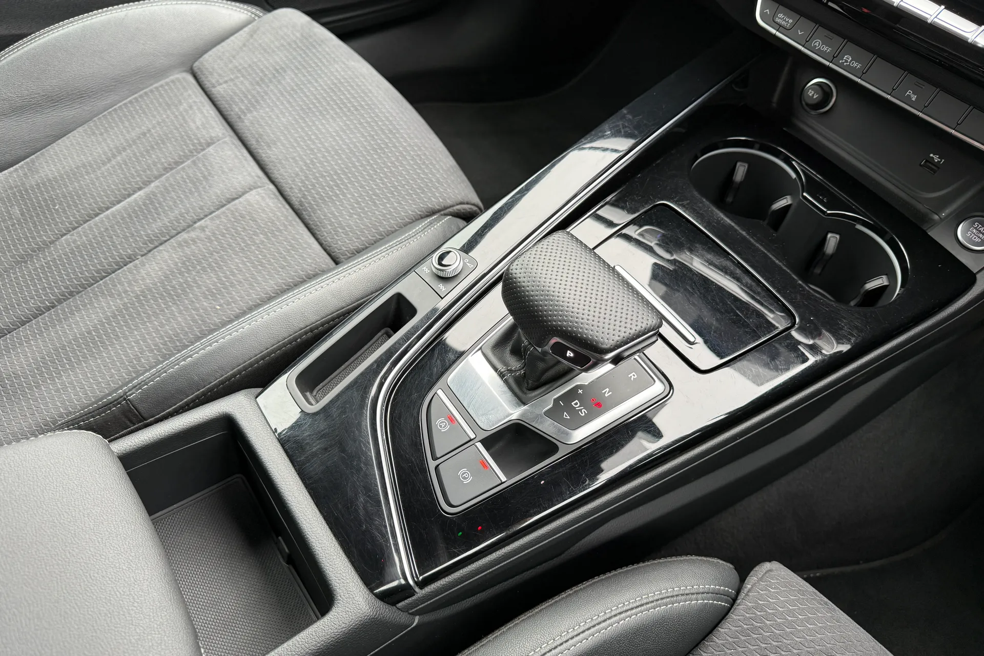 Audi A4 thumbnail image number 35