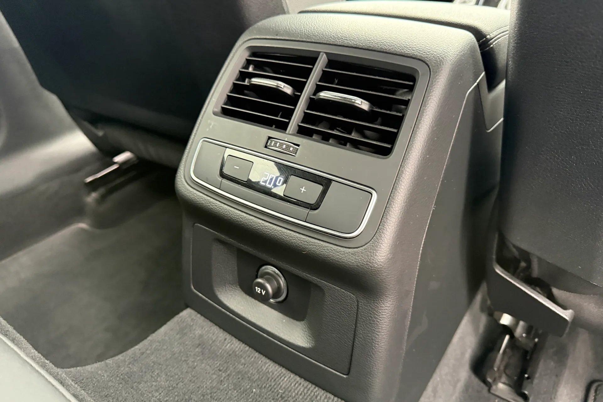 Audi A4 thumbnail image number 44