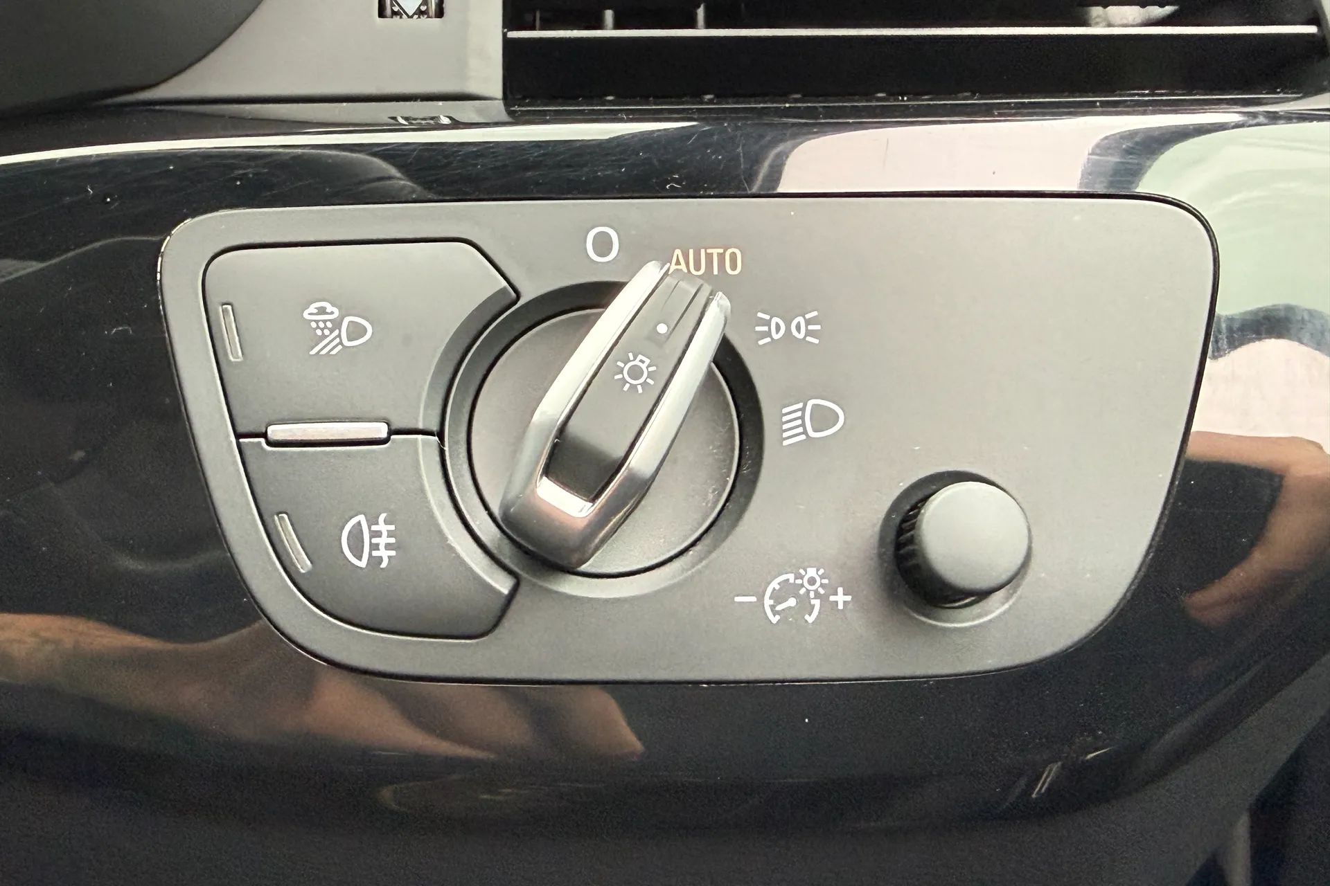 Audi A4 thumbnail image number 19