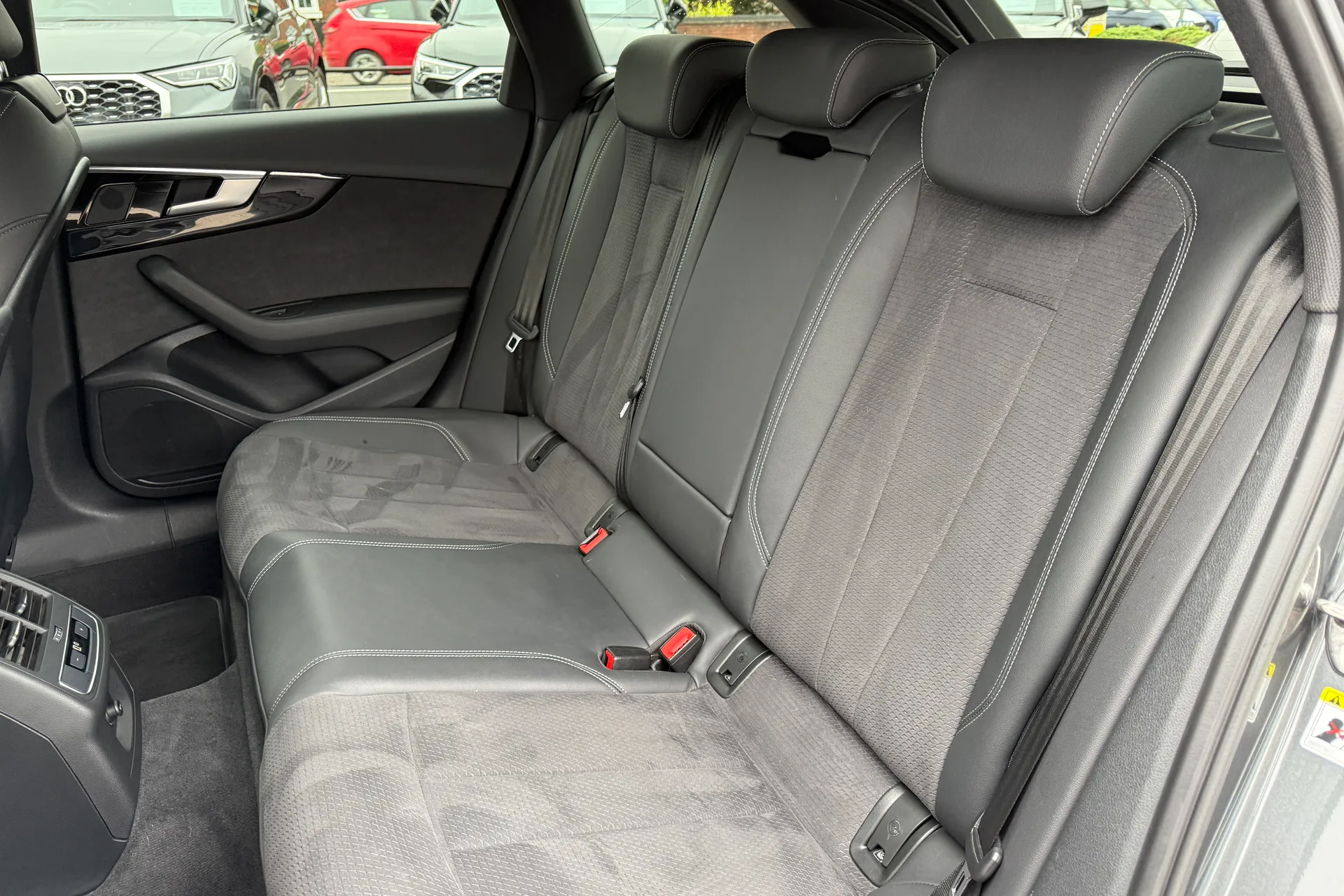 Audi A4 thumbnail image number 39