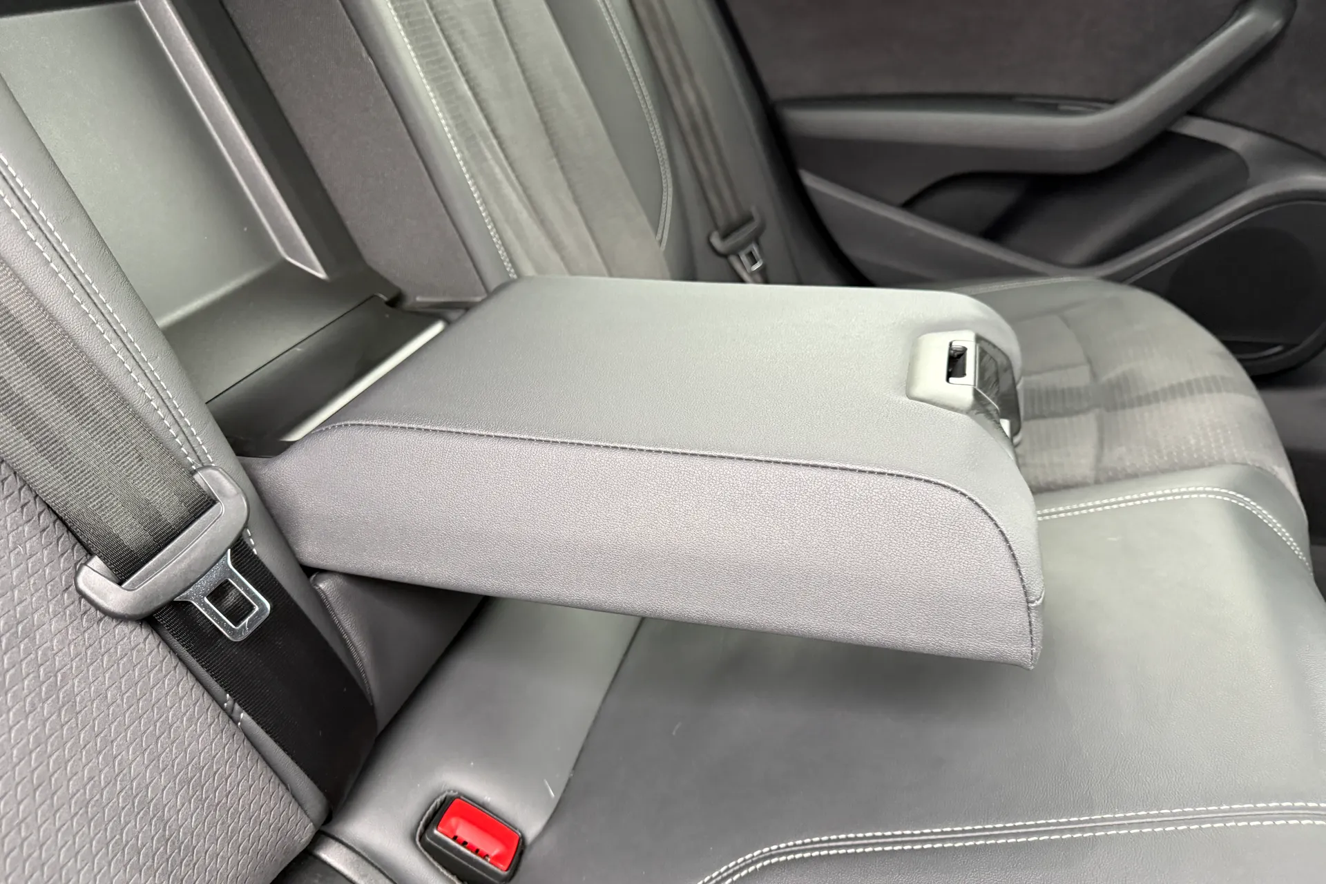 Audi A4 thumbnail image number 42