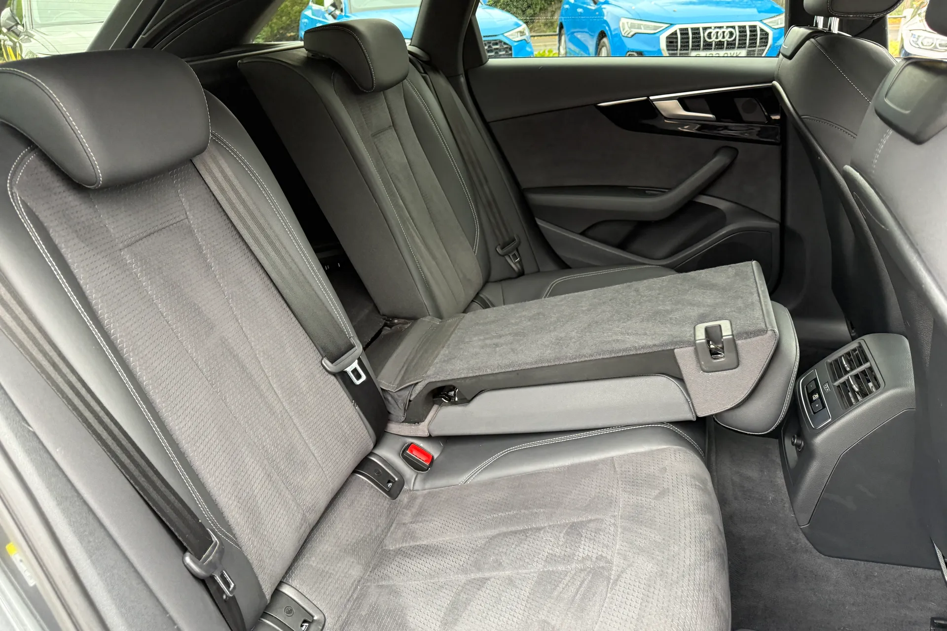 Audi A4 thumbnail image number 43