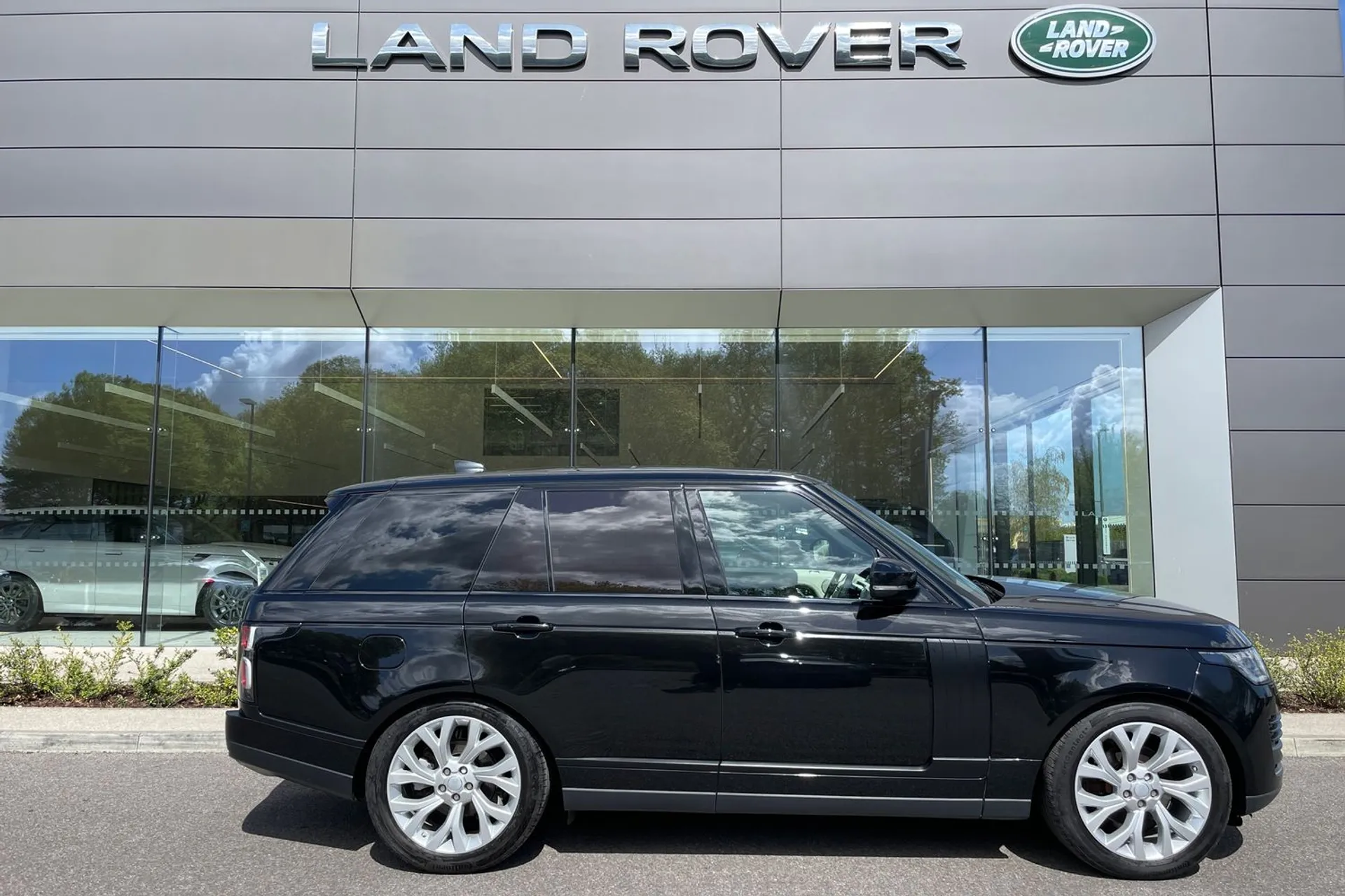 LAND ROVER RANGE ROVER thumbnail image number 2