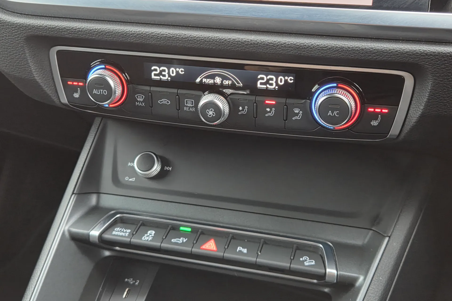 Audi Q3 thumbnail image number 15