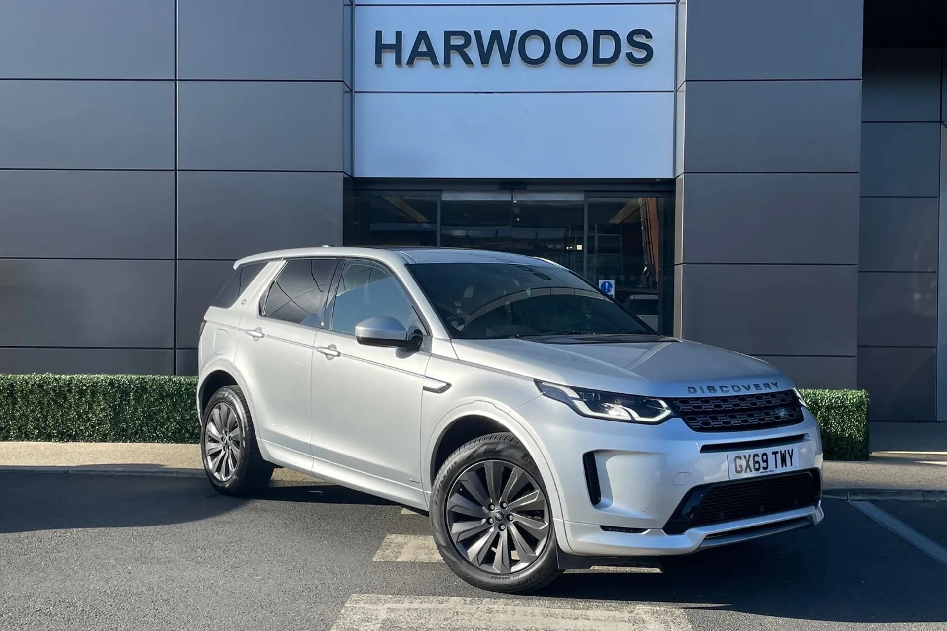 LAND ROVER DISCOVERY SPORT focused image